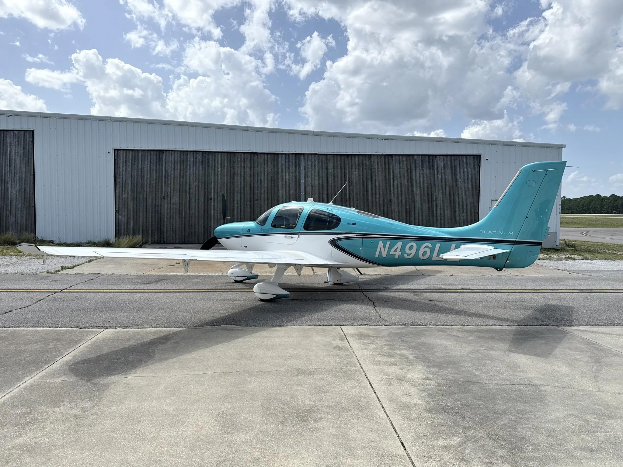Exterior view of a 2023 CIRRUS SR22-G6 TURBO, N496LL.