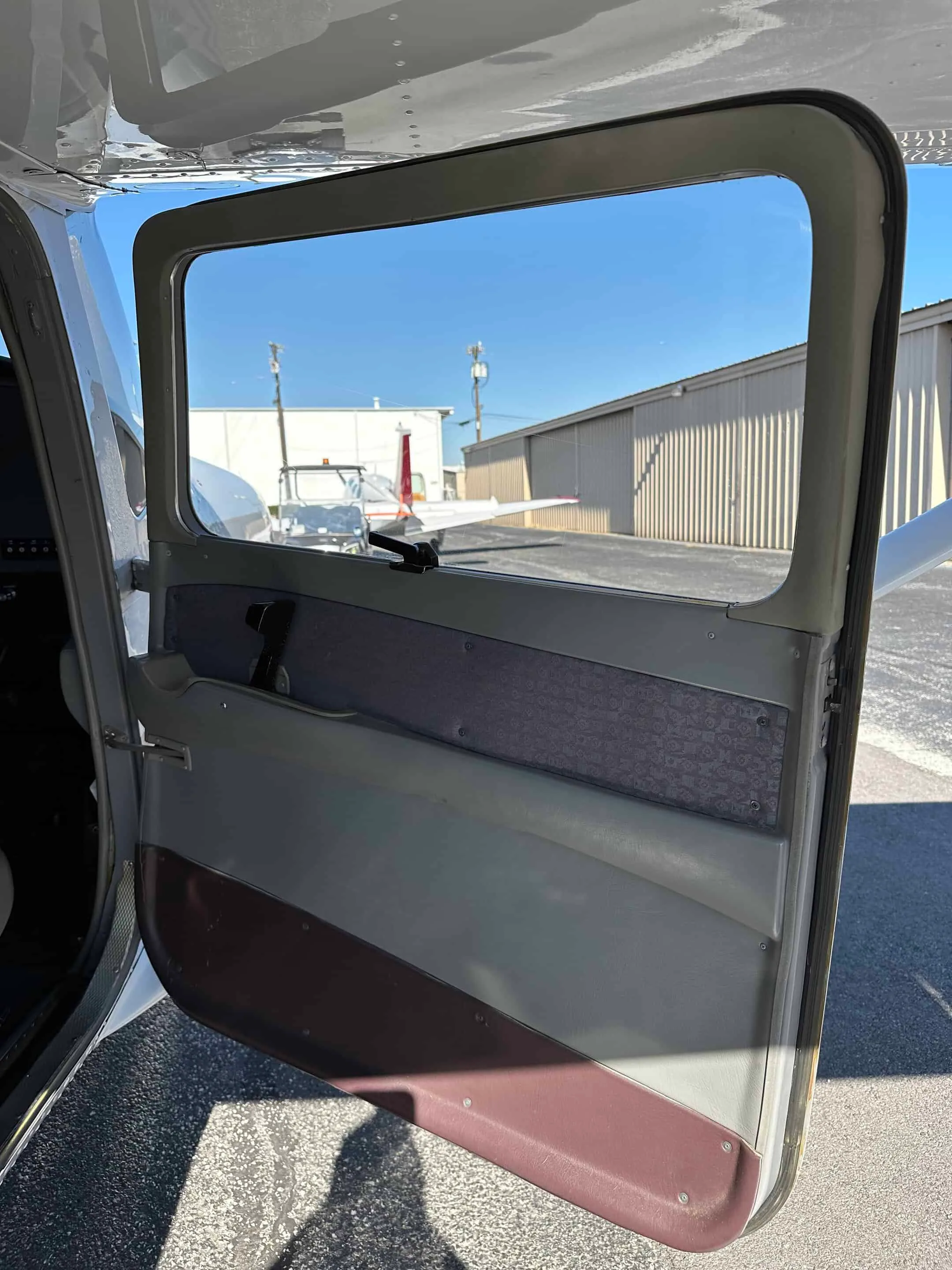 Exterior view of a 1998 Cessna 182S, N3314S.