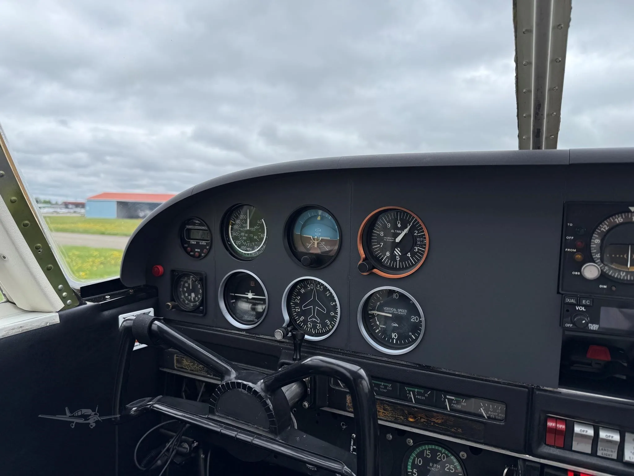 Cockpit and instrument panel of a 1971 PIPER CHEROKEE 140.