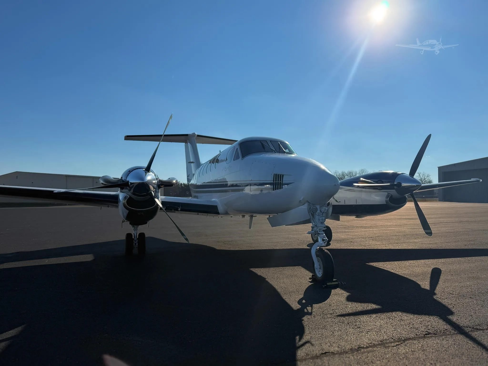 Exterior view of a 1980 BEECHCRAFT KING AIR 200, N725RA.