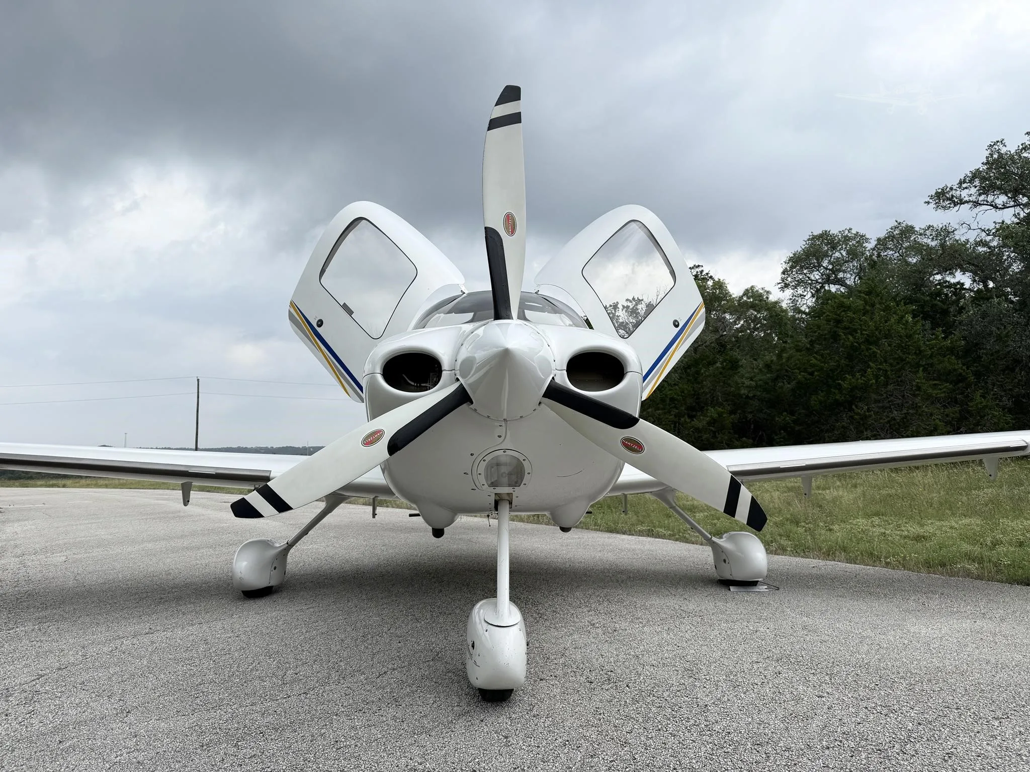 Marketing image of a 2004 CIRRUS SR22-G2.