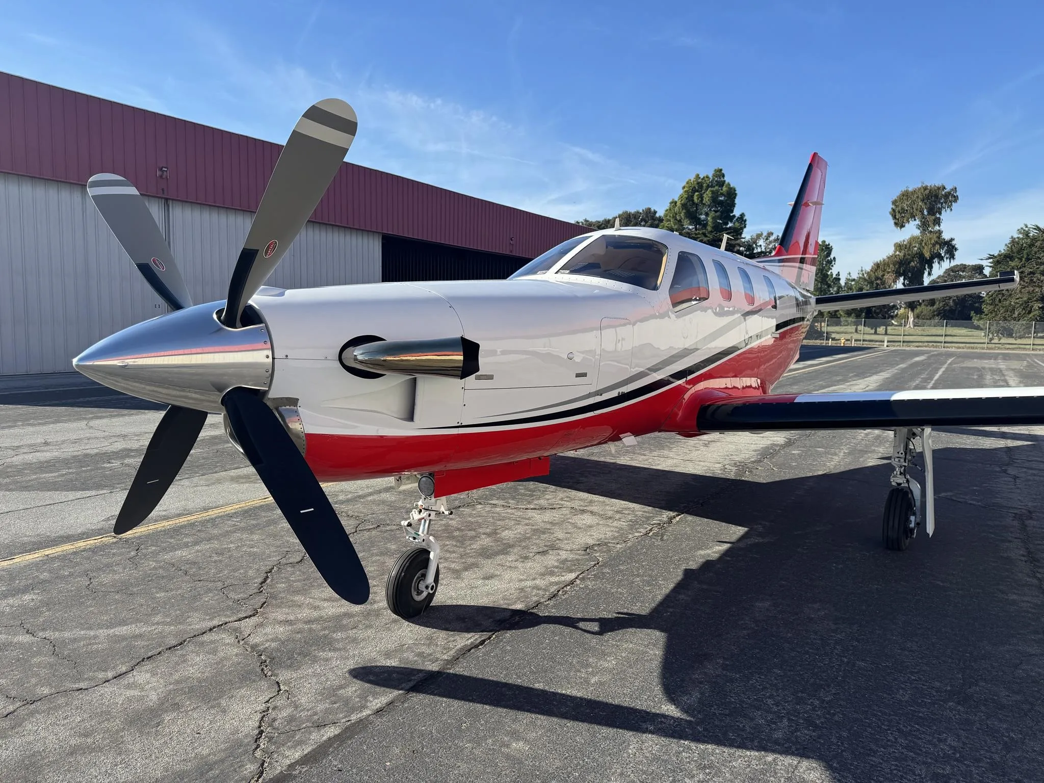 Exterior view of a 2000 DAHER TBM 700B, N850VV.