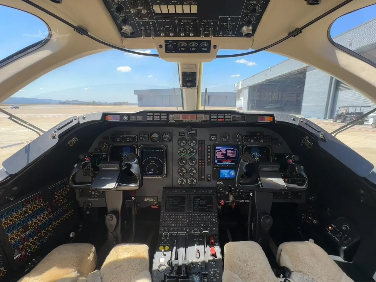 Cockpit and instrument panel of a 2006 HAWKER 400XP.