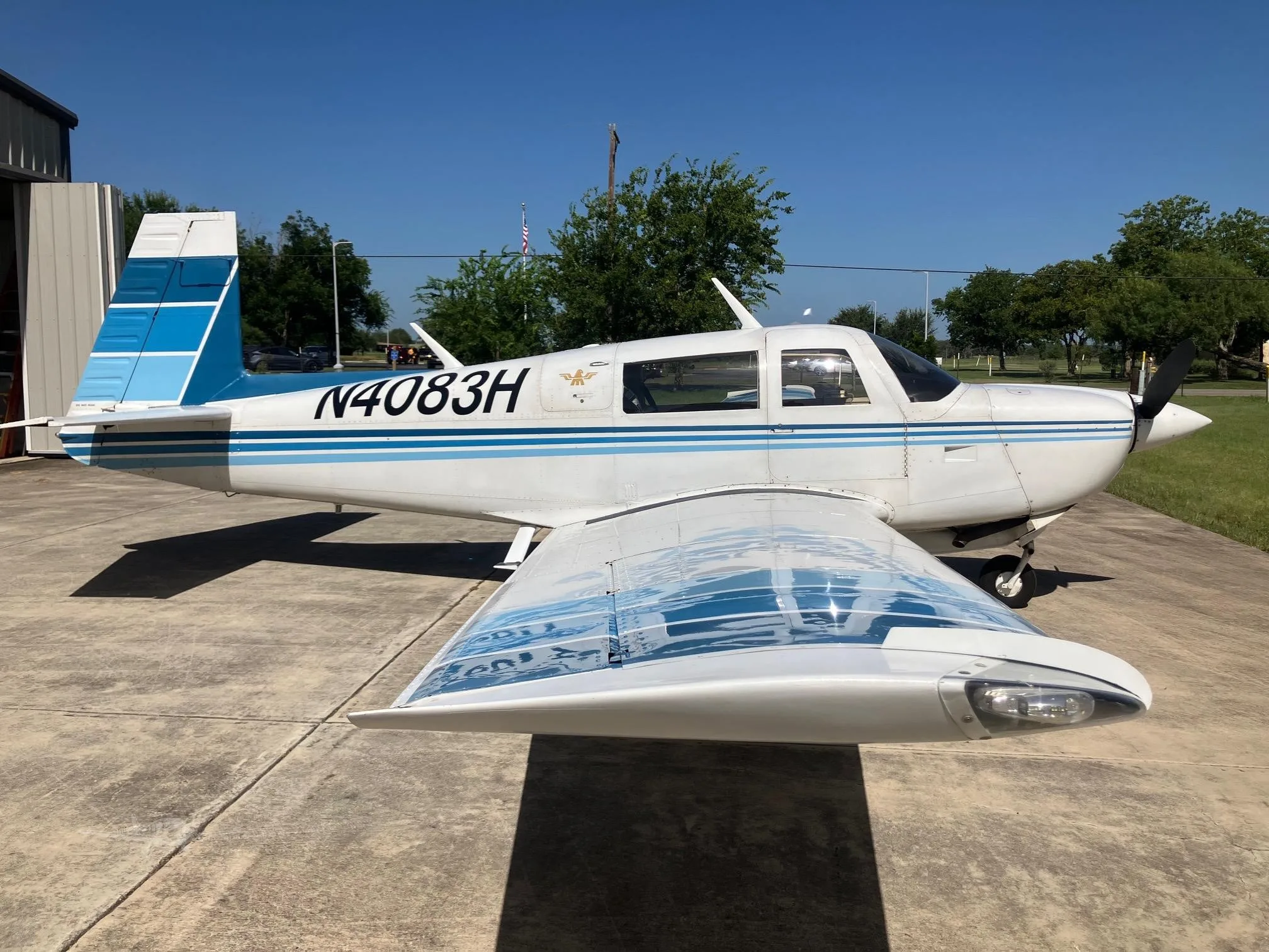 Exterior view of a 1981 MOONEY M20J 201, N4083H.