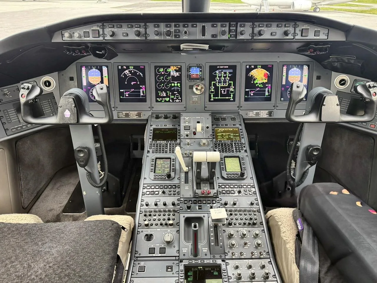 Cockpit and instrument panel of a 2011 BOMBARDIER GLOBAL EXPRESS XRS.