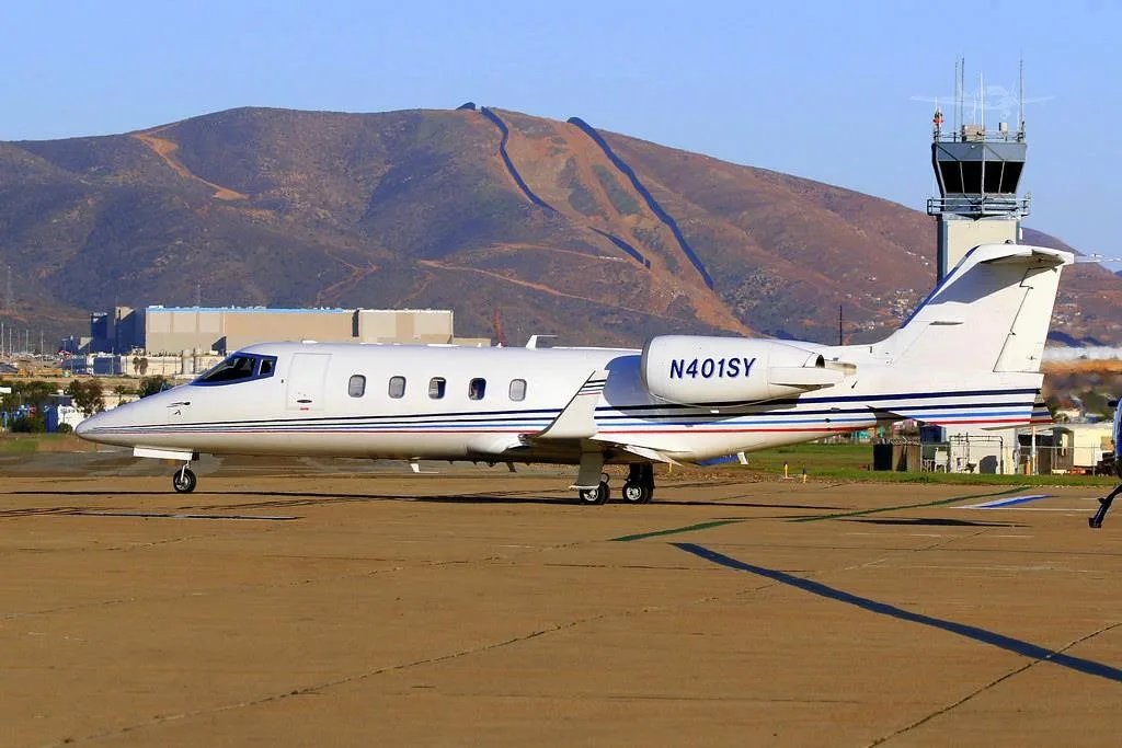 Exterior view of a 2002 LEARJET 60, N401SY.