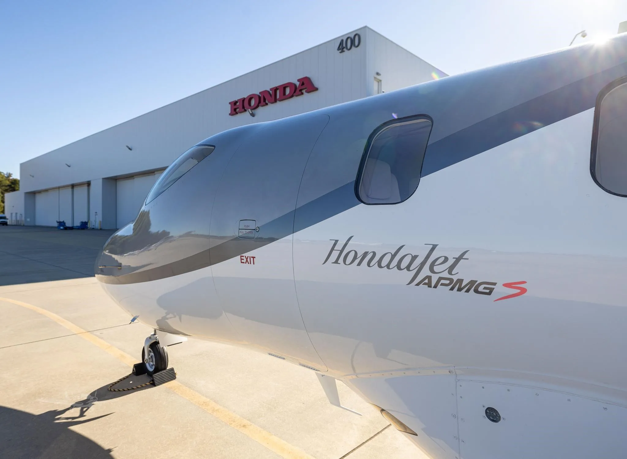 Exterior view of a 2017 HONDA JET APMG S, N552DB.