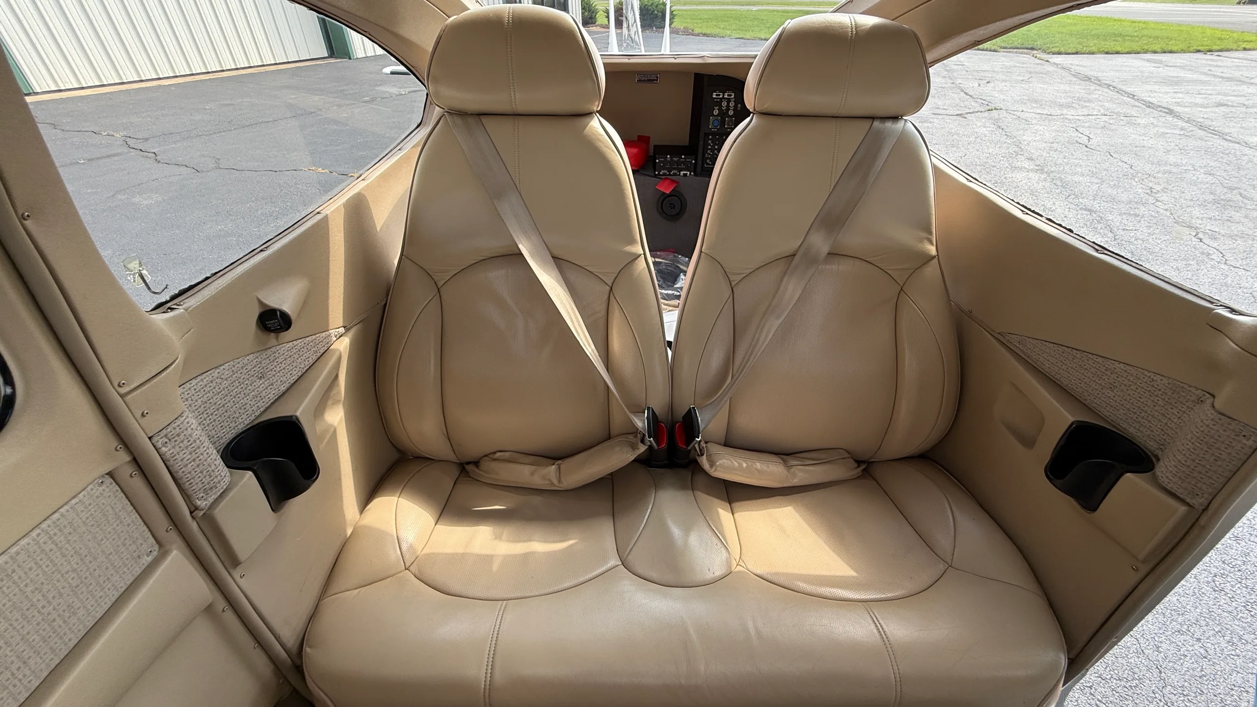 Cabin interior of a 2010 Cessna 182T Skylane, 18282212.