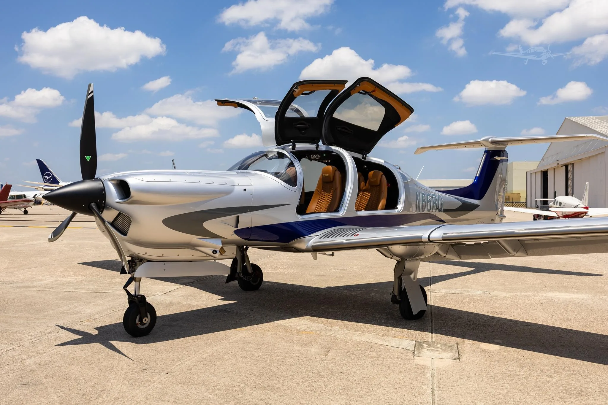 Exterior view of a 2024 DIAMOND DA50 RG, N66RG.