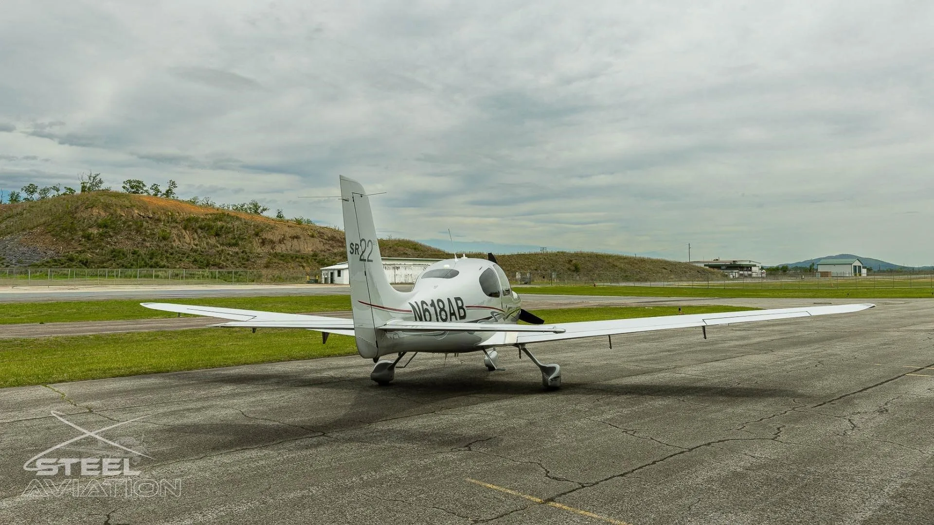 Exterior view of a 2010 CIRRUS SR22-G3, N618AB.