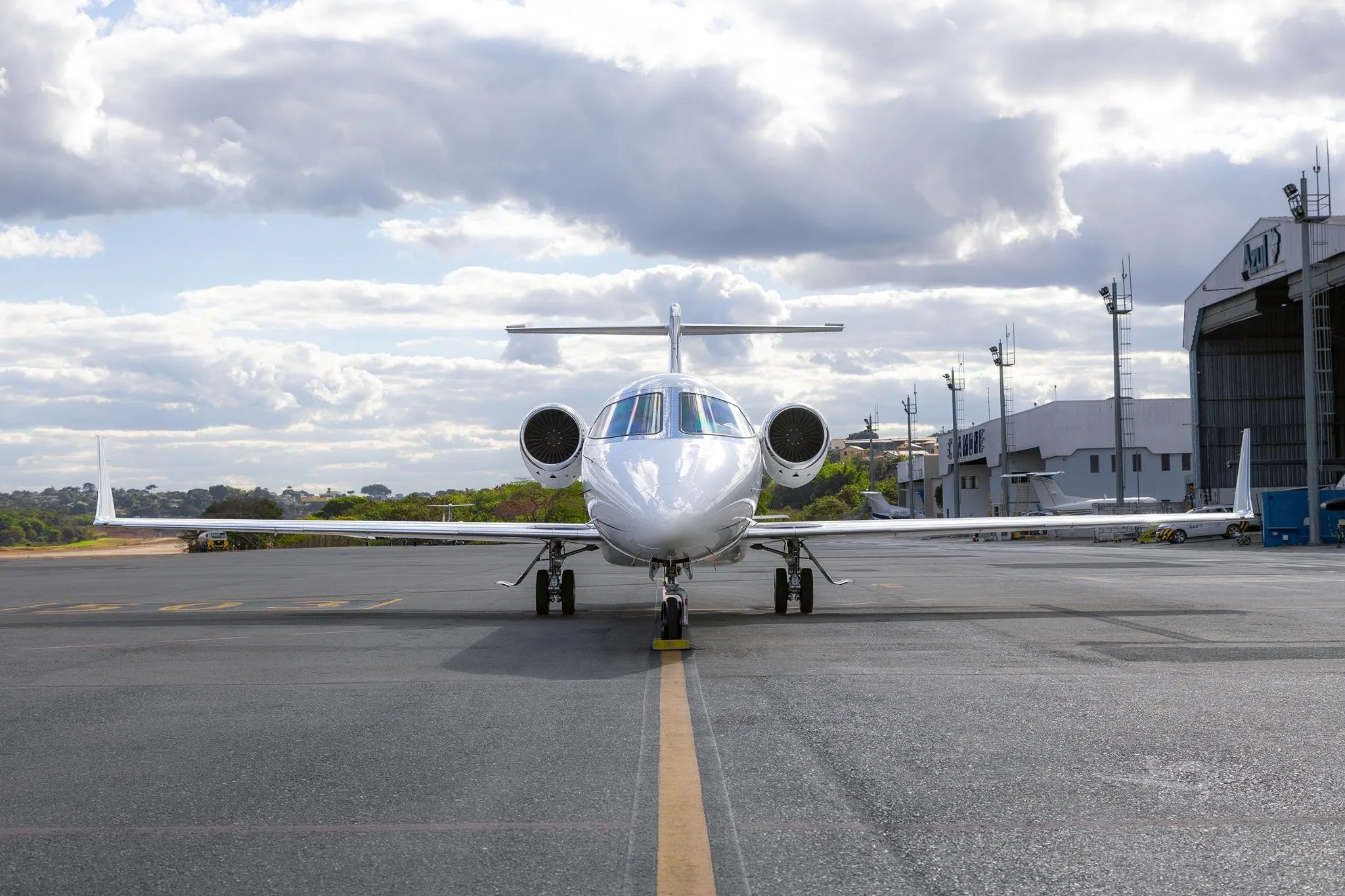 Exterior view of a 2001 LEARJET 45.