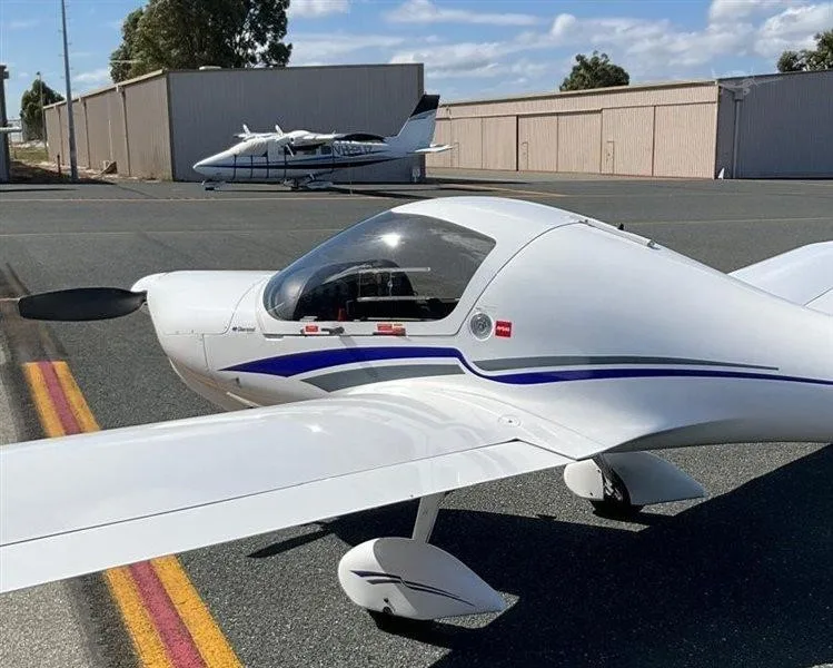 Exterior view of a 1998 DIAMOND DA20-A1 KATANA, VH-IAP.