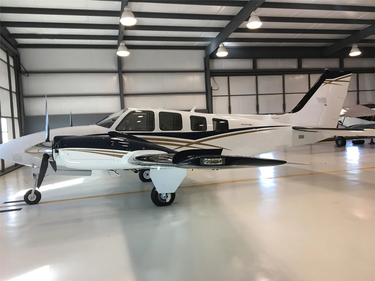 Exterior view of a 2016 Beechcraft Baron G58 TH-2467, N555MC.