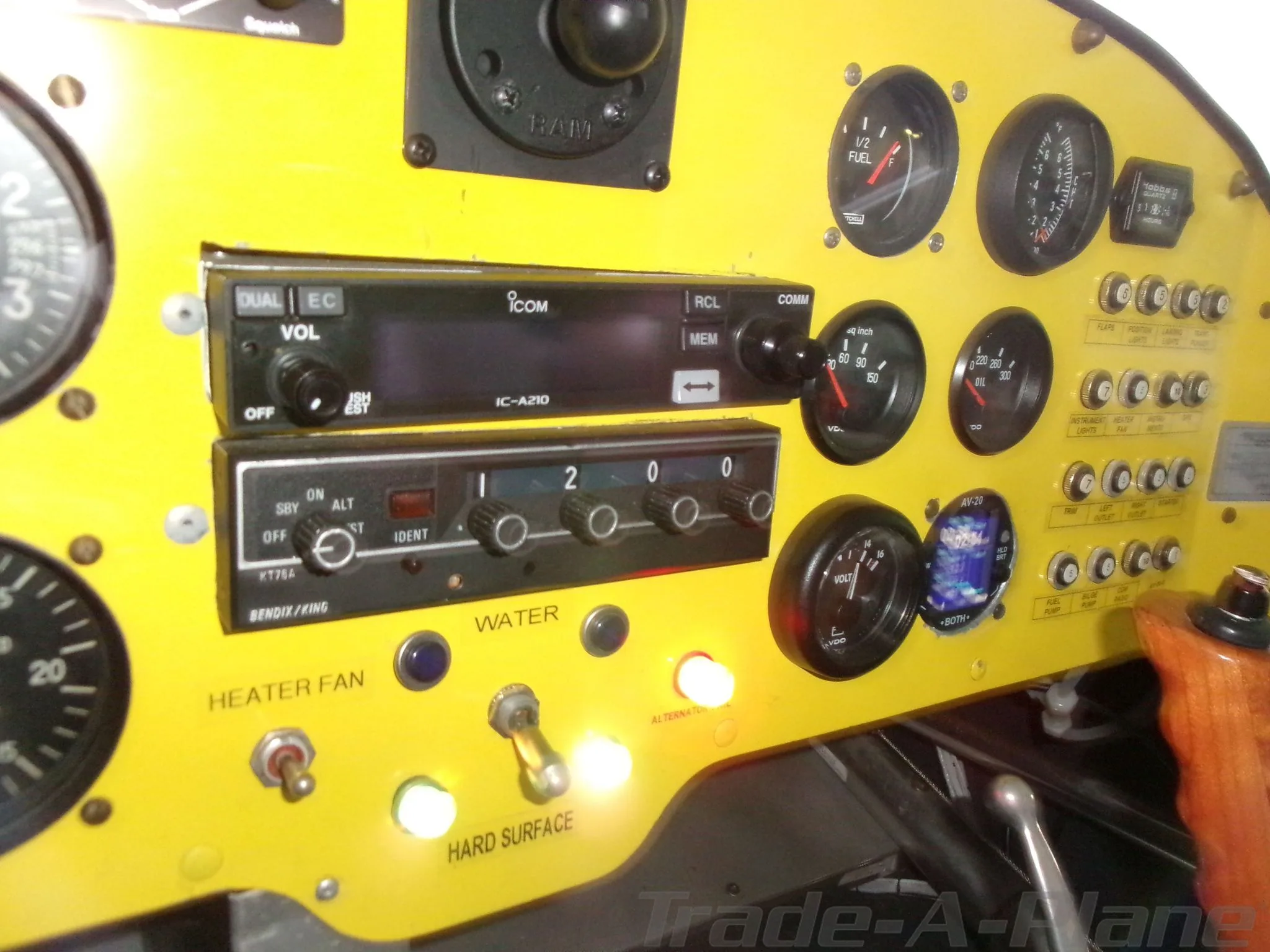 Avionics suite of a 2010 PROGRESSIVE AERODYNE SEAREY.