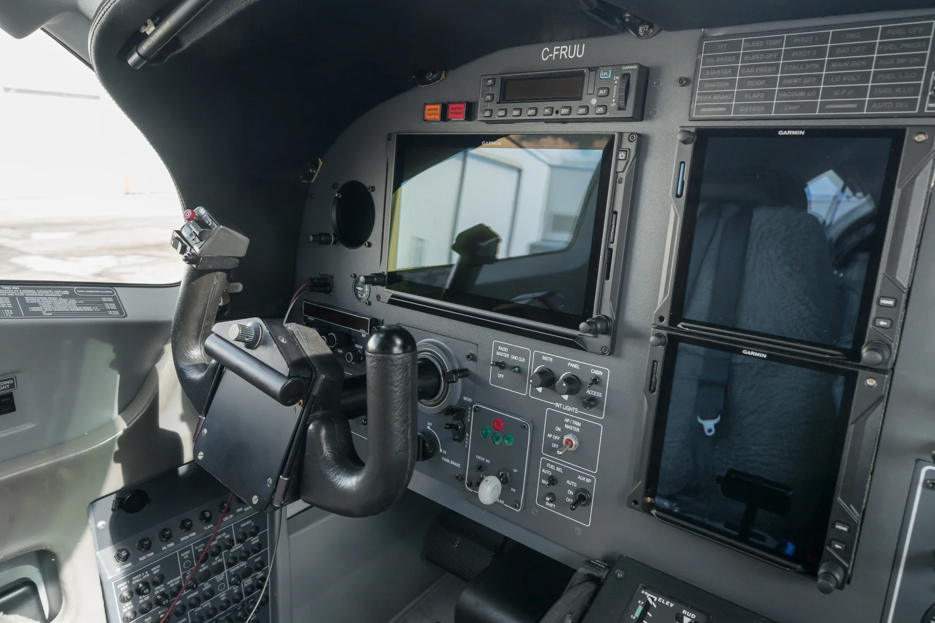 Cockpit and instrument panel of a 2006 Daher tbm 850 0362 c fruu.