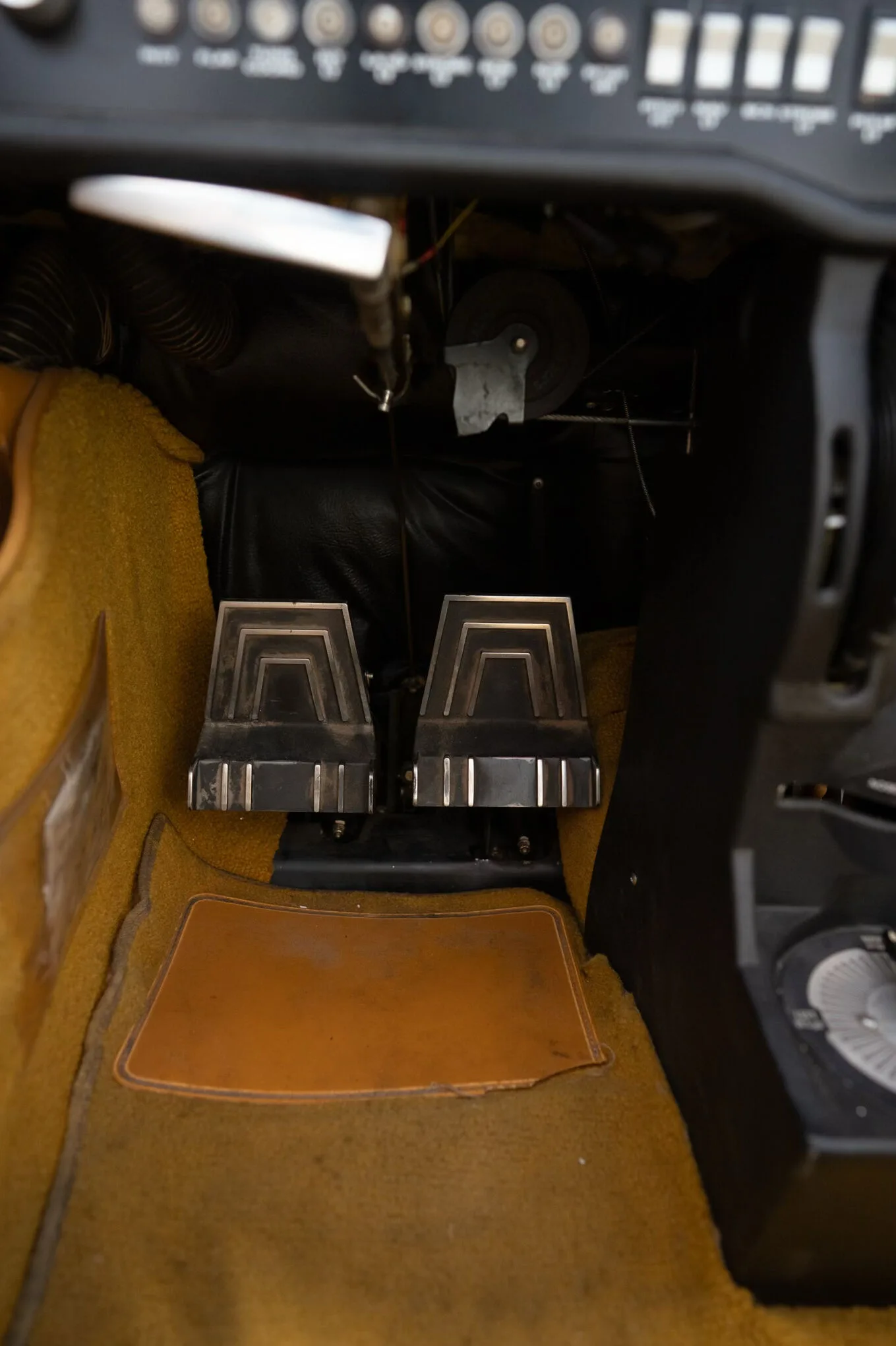 Cabin interior of a Cessna R172K Hawk XP - Aerista.
