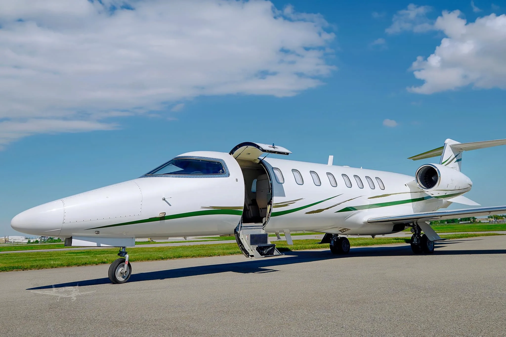 Exterior view of a 2011 LEARJET 45XR.