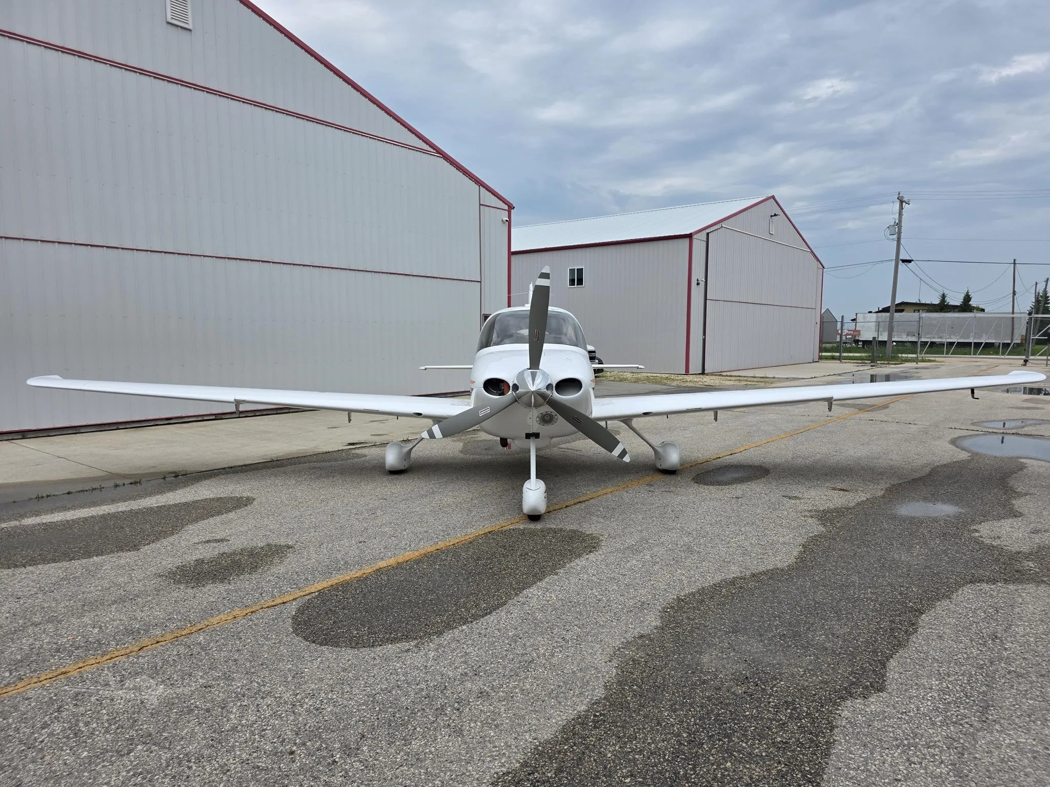 Exterior view of a 2002 CIRRUS SR22, C=-FPVB.