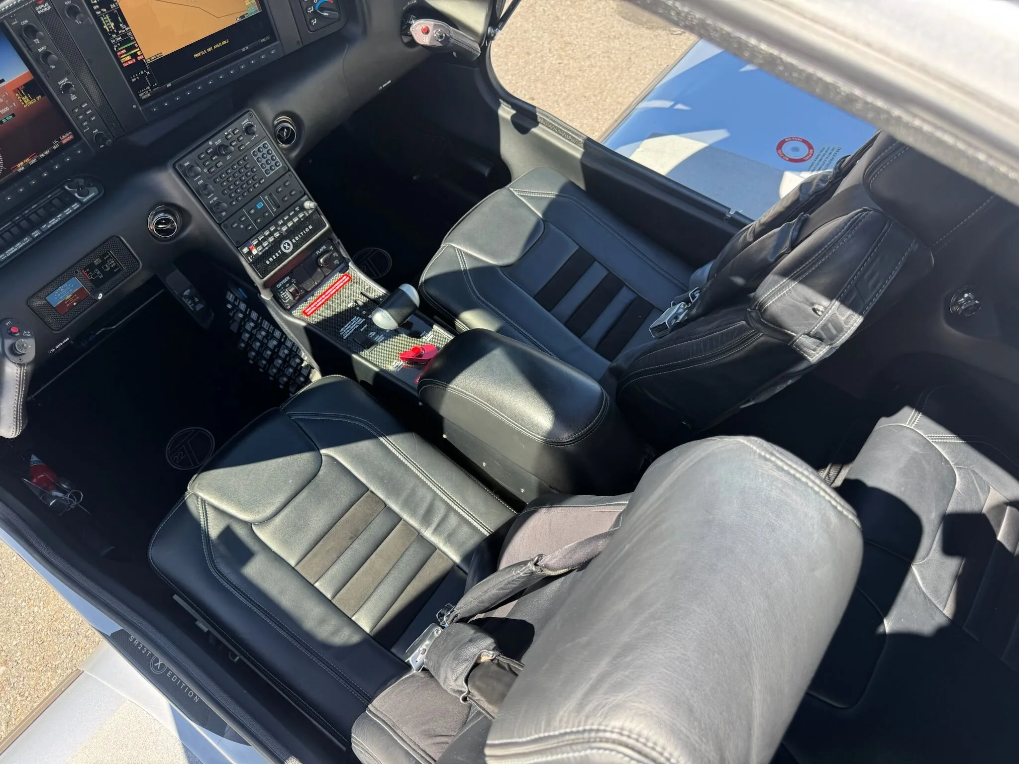 Cockpit and instrument panel of a 2015 Cirrus SR22-G5 TURBO.