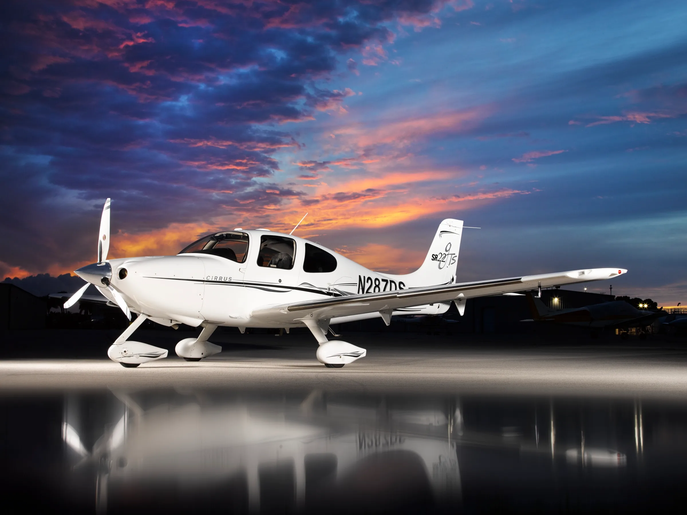 Exterior view of a 2006 Cirrus SR22 GTS, N287DS.