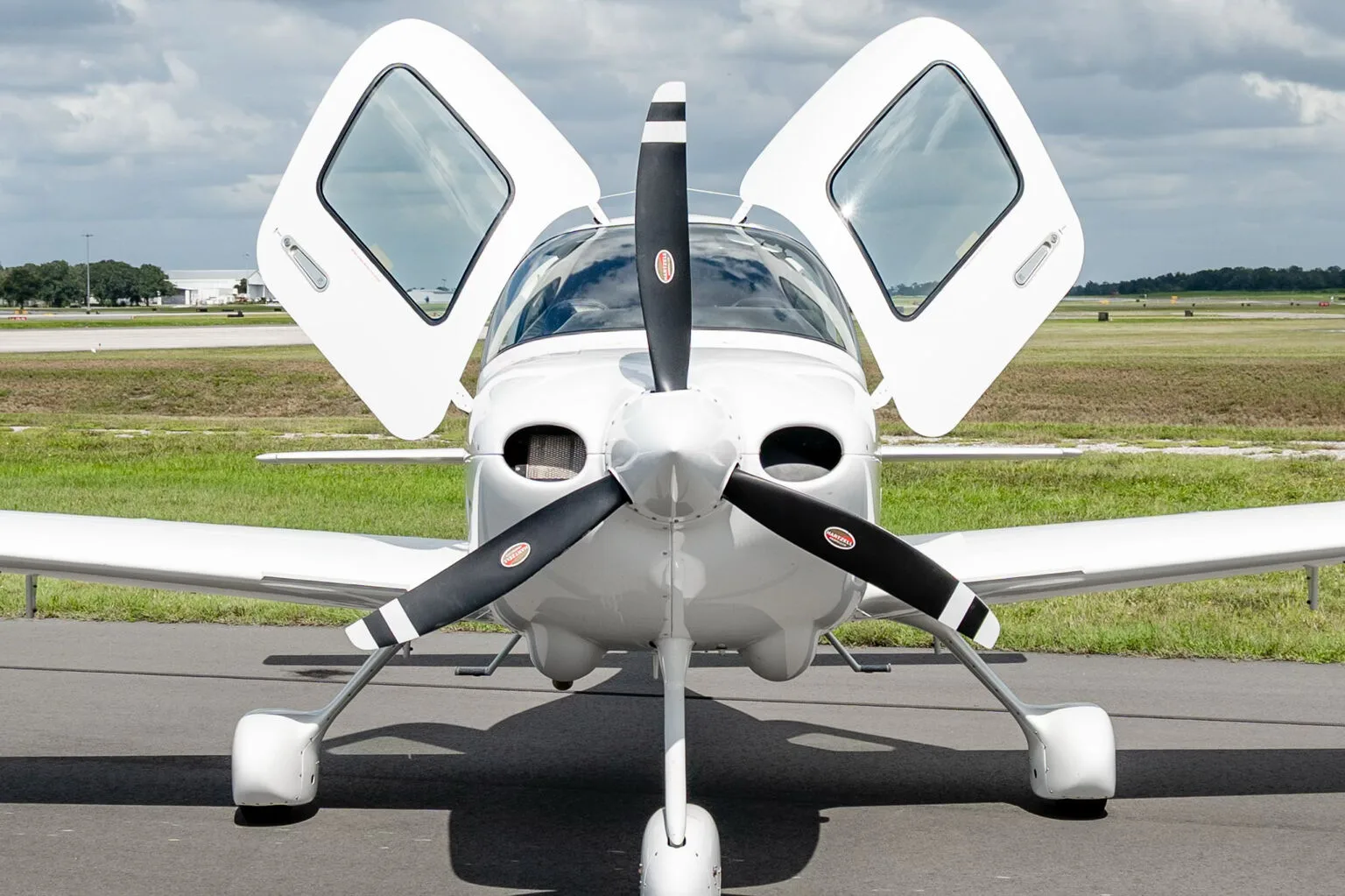 Cabin interior of a Cirrus N166R SR20-G7 - Aerista.