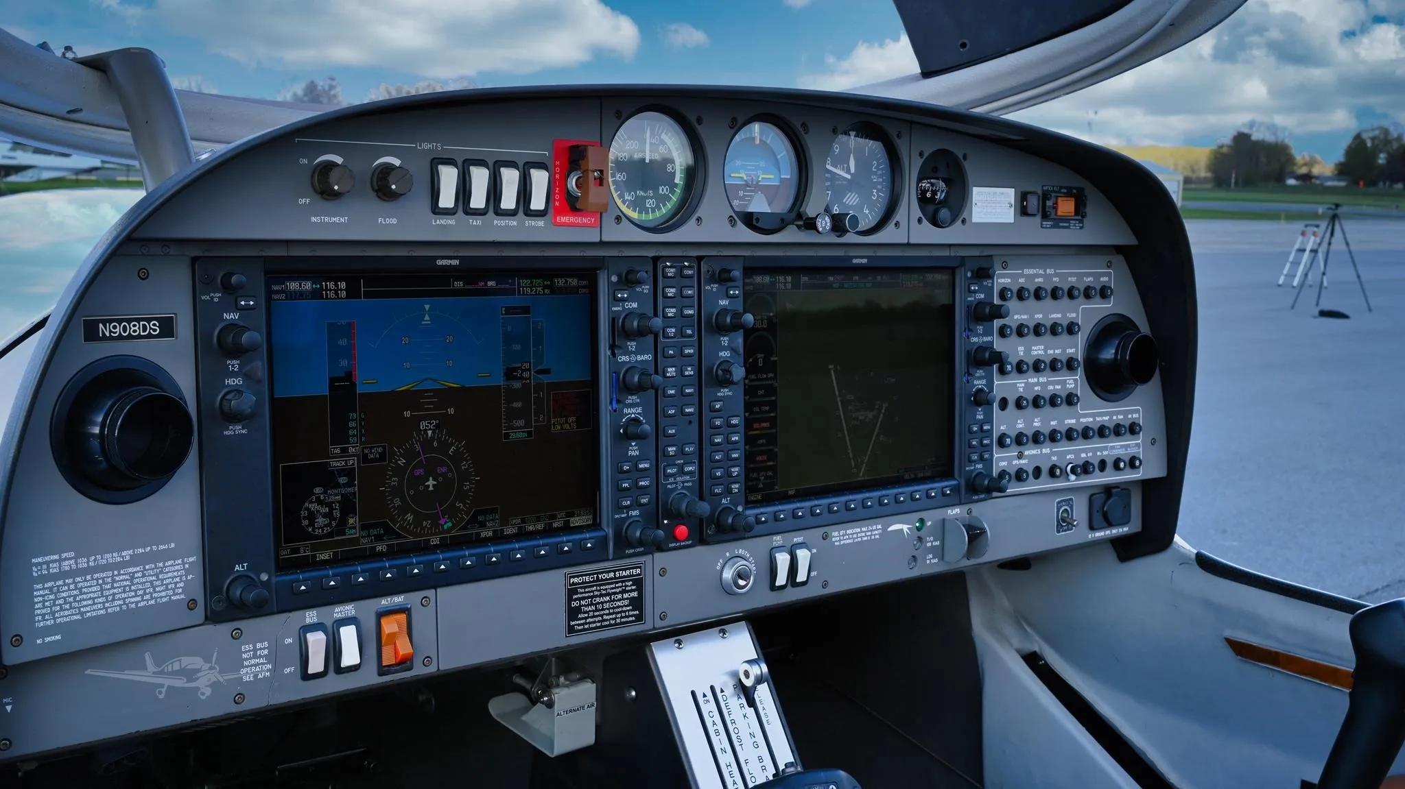 Avionics suite of a 2008 DIAMOND DA40 XLS.