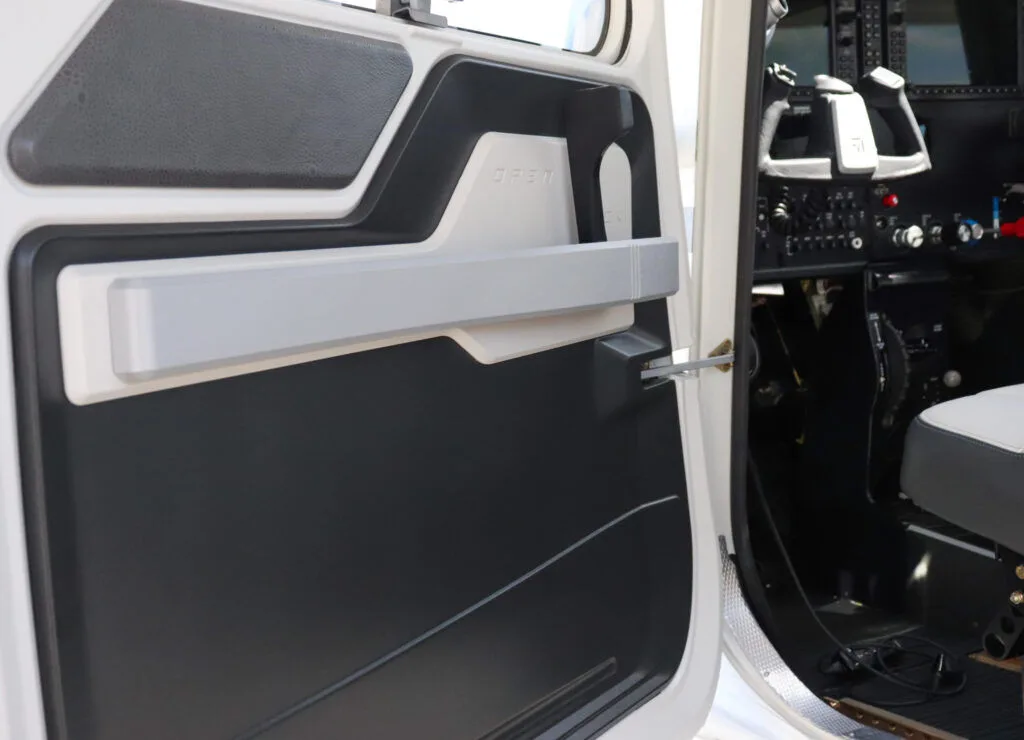Cabin interior of a Cessna N537AM T182T Skylane - Aerista.