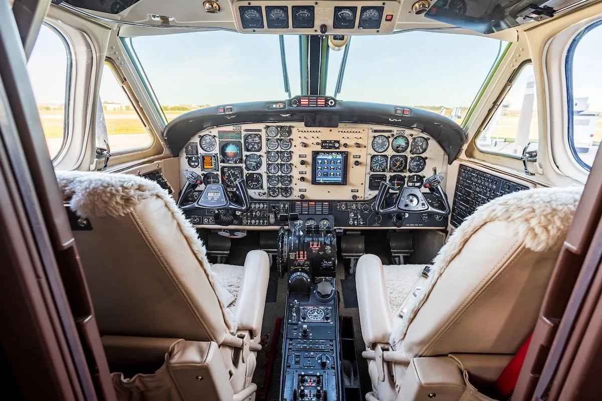 Cockpit and instrument panel of a 1981 BEECHCRAFT KING AIR F90.