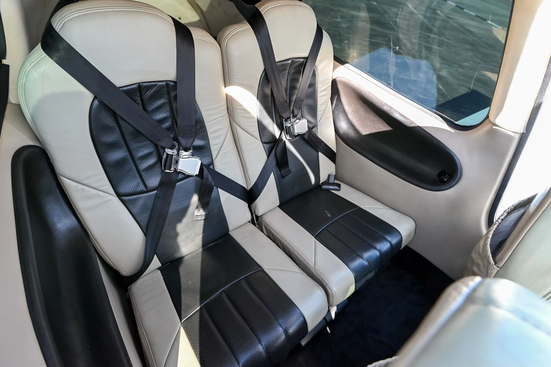 Cabin interior of a 2007 Cirrus SR20-G3.