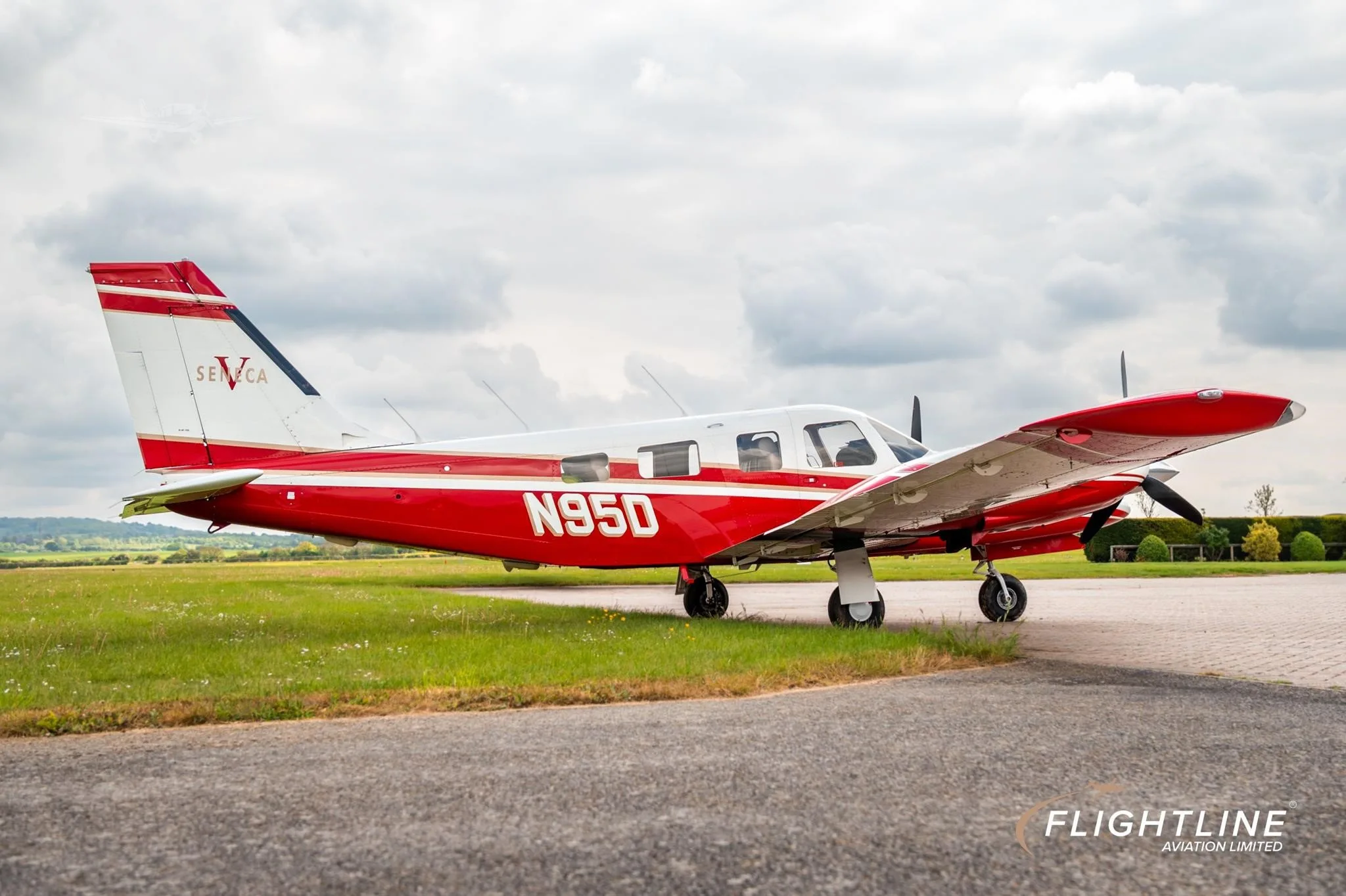Exterior view of a 1998 PIPER SENECA V, N95D.