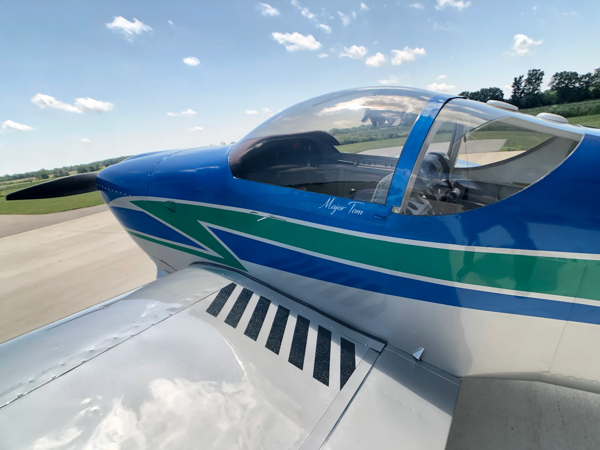 Exterior view of a 1998 Vans RV6.