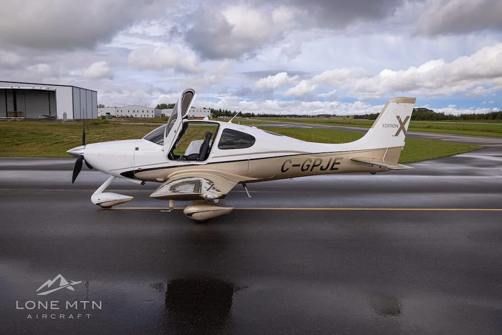 Exterior view of a 2009 Cirrus SR22T G3 GTS.