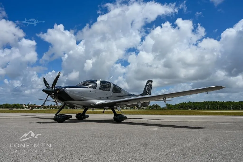 Exterior view of a 2010 CIRRUS SR22-G3, N509CM.