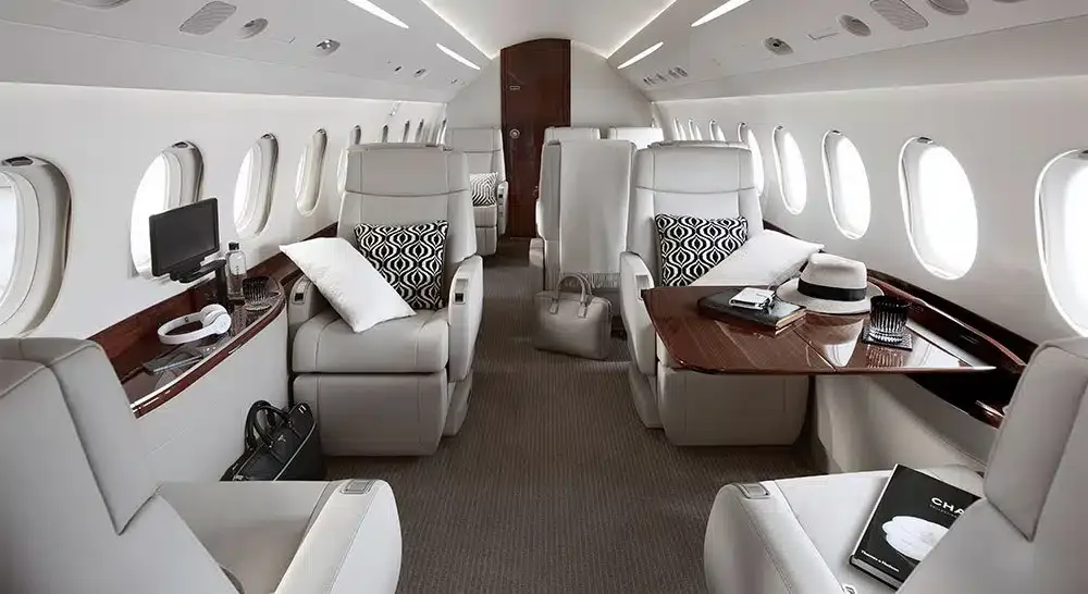 Cabin interior of a 2000 Dassault Quanto costa un Falcon 2000?.