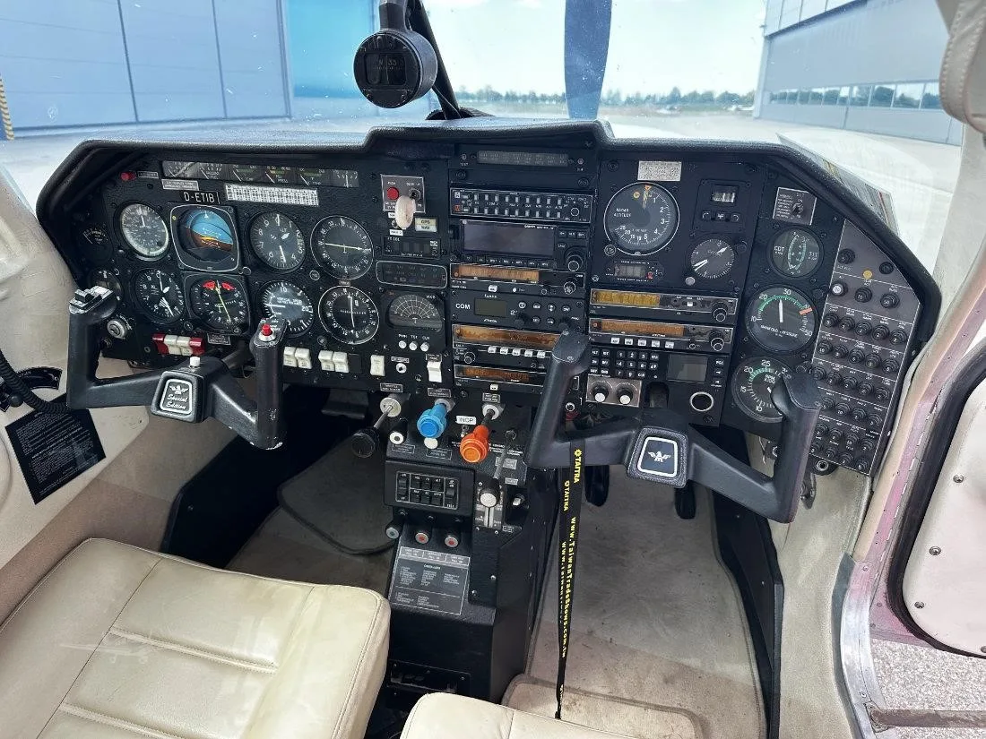 Cockpit and instrument panel of a 1980 MOONEY M20K 231.