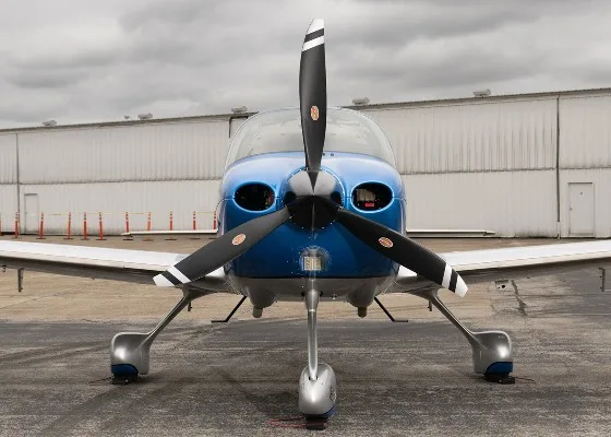 Exterior view of a 2021 Cirrus SR22-G6, N289WM.