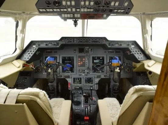 Cockpit and instrument panel of a 2006 HAWKER 850XP.