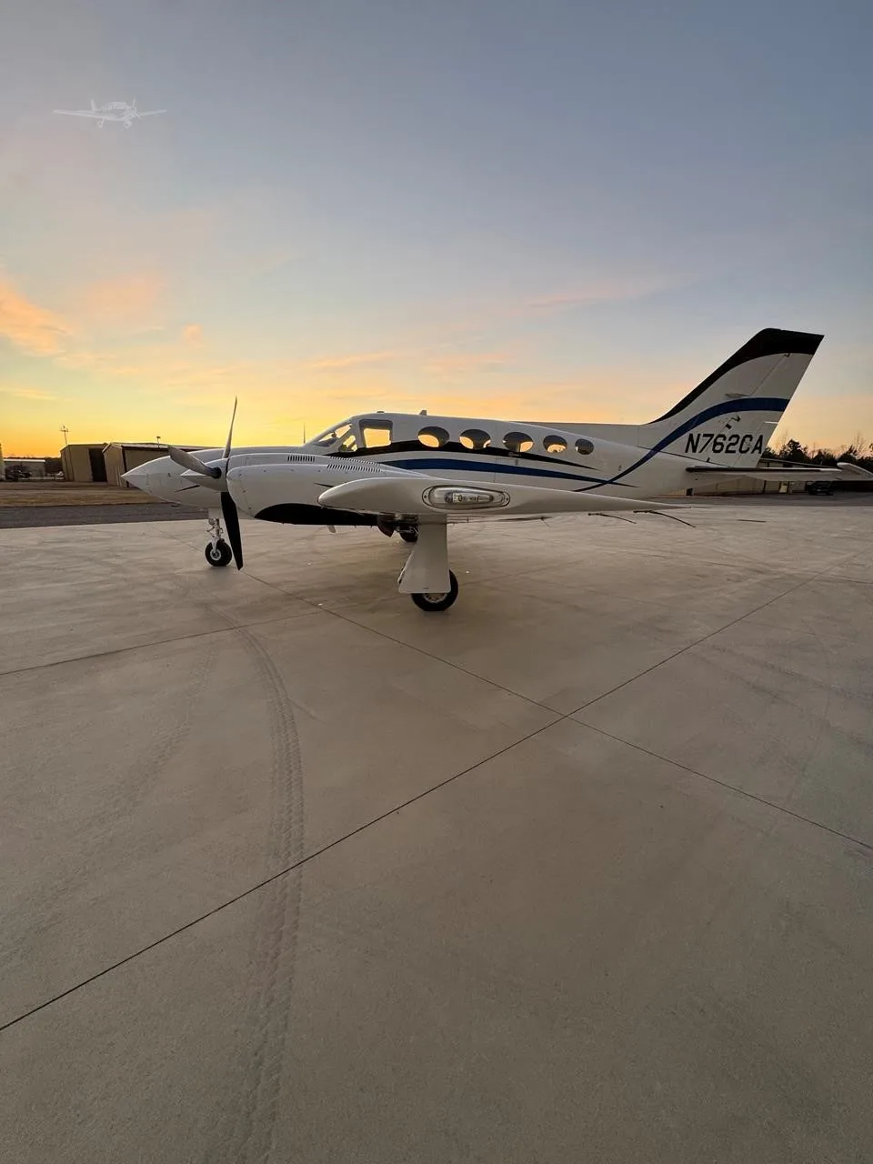 Exterior view of a 1982 CESSNA 421C, N762CA.