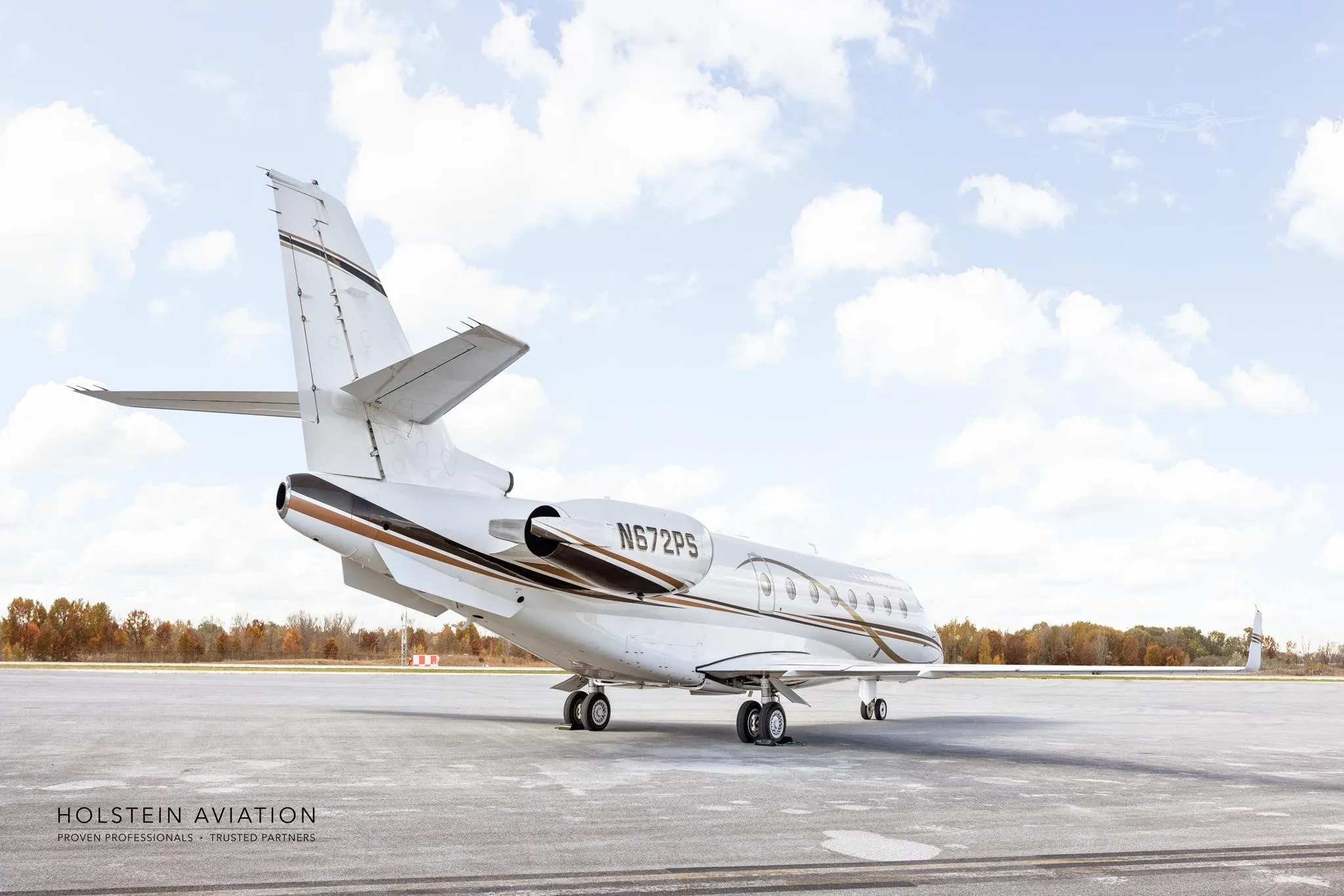 Exterior view of a 2000 GULFSTREAM G200, N672PS.