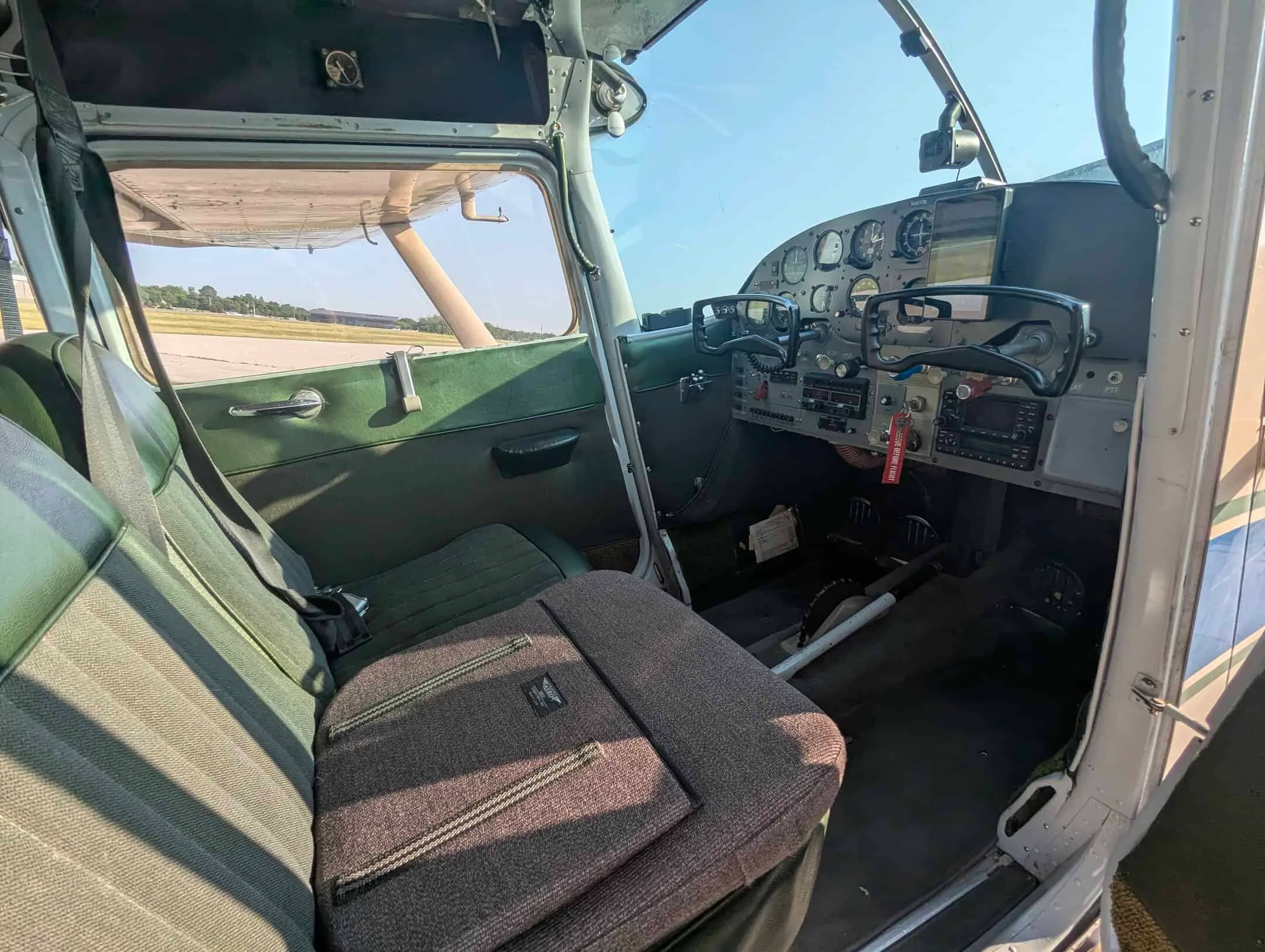 Cockpit and instrument panel of a 1955 Cessna 180.