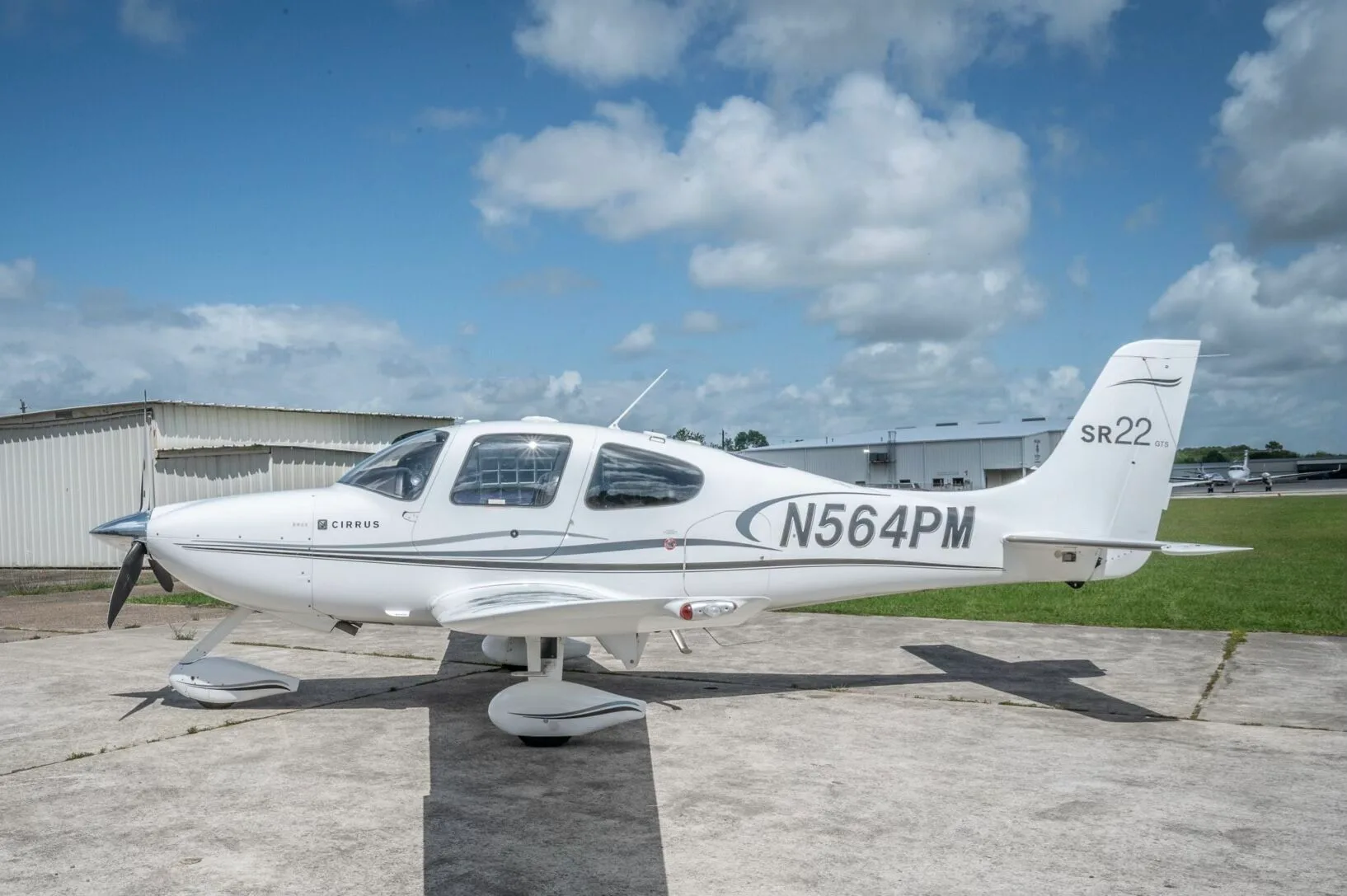 Exterior view of a 2006 Cirrus SR22-G2 GTS, N564PM.