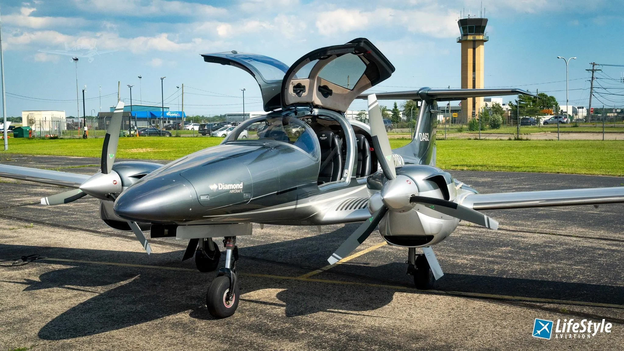 Exterior view of a 2018 DIAMOND DA62, N520RA.
