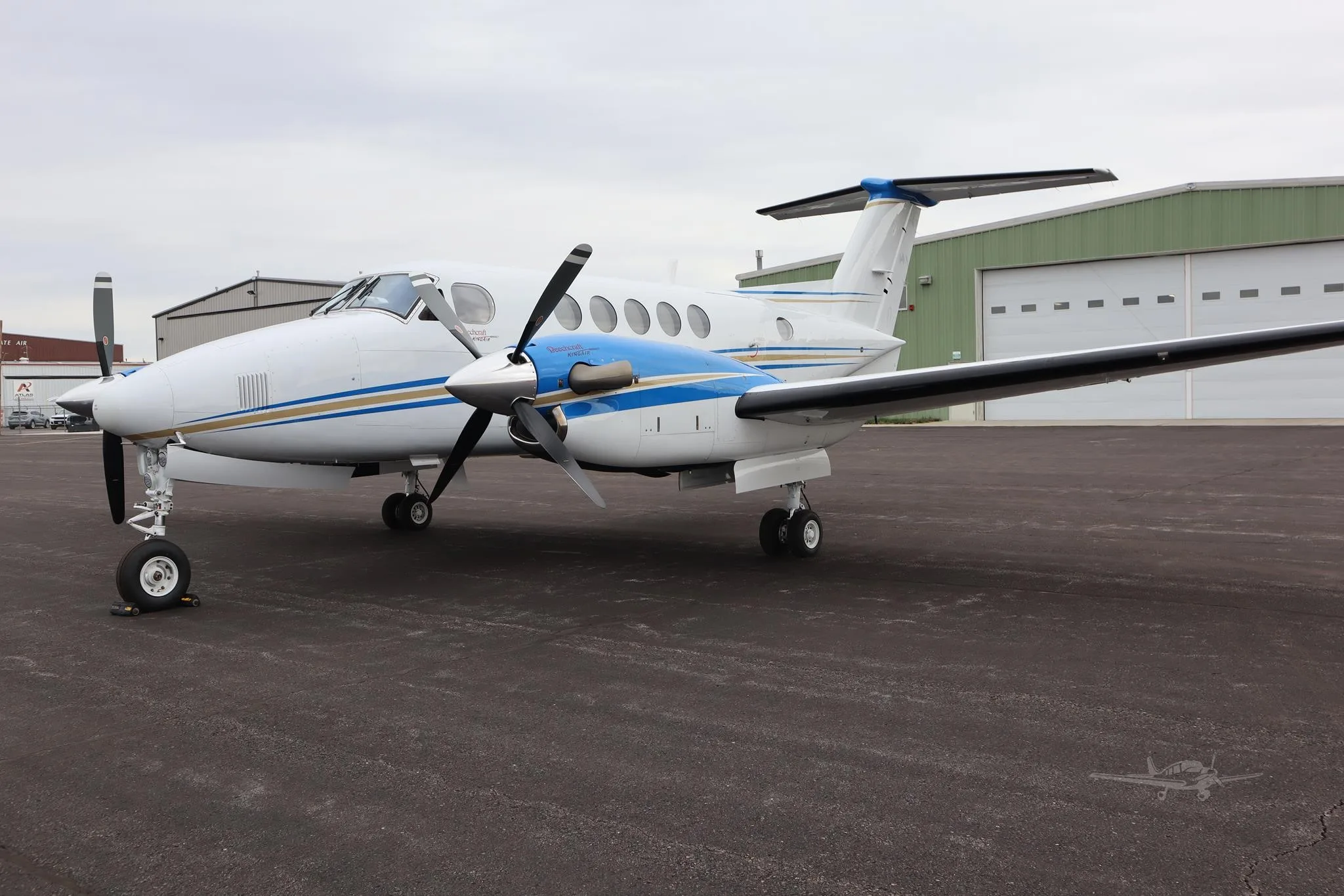 Exterior view of a 2010 BEECHCRAFT KING AIR B200GT, N845YT.