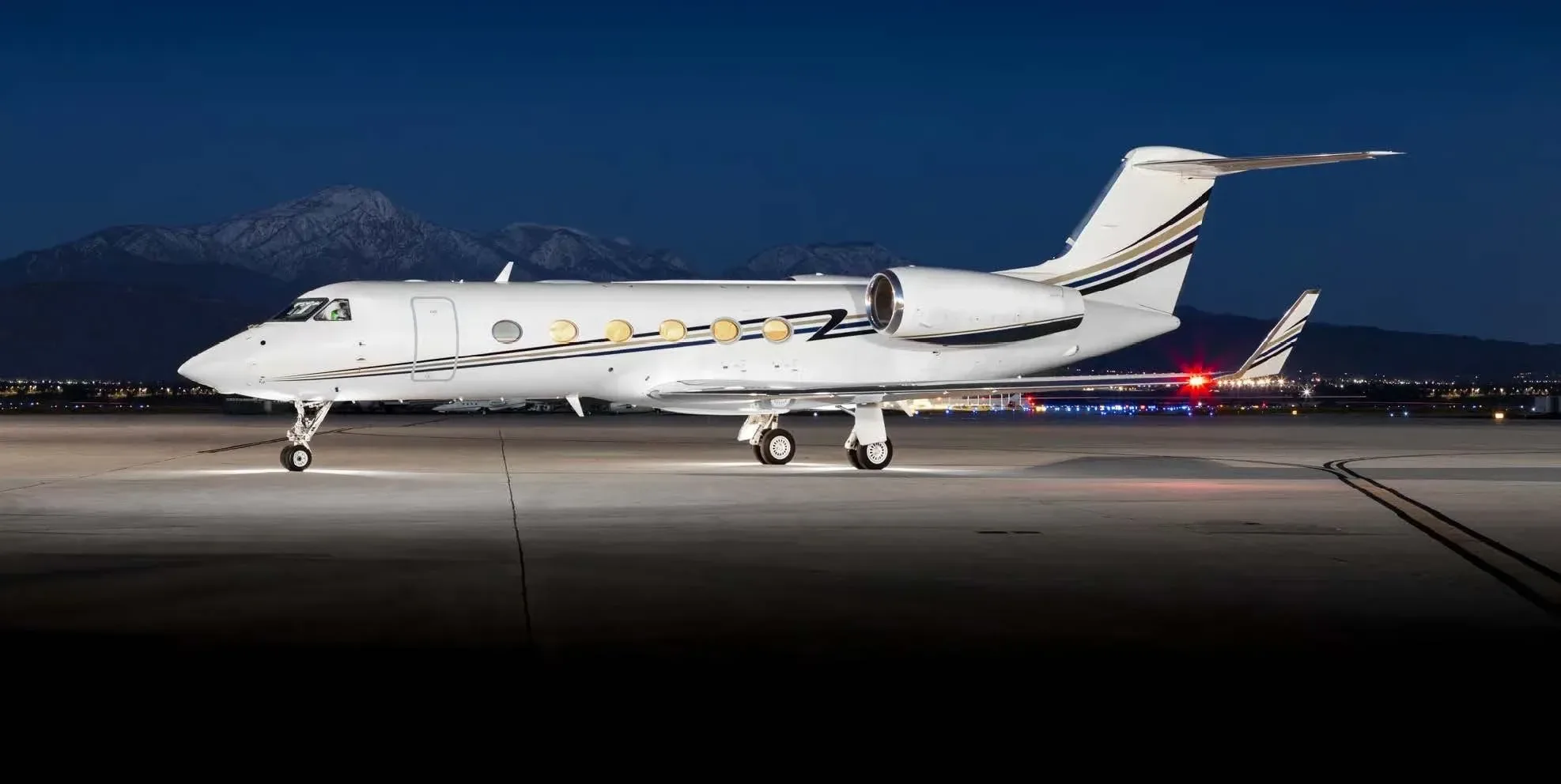 Exterior view of a 2005 Gulfstream G350, N117WR.