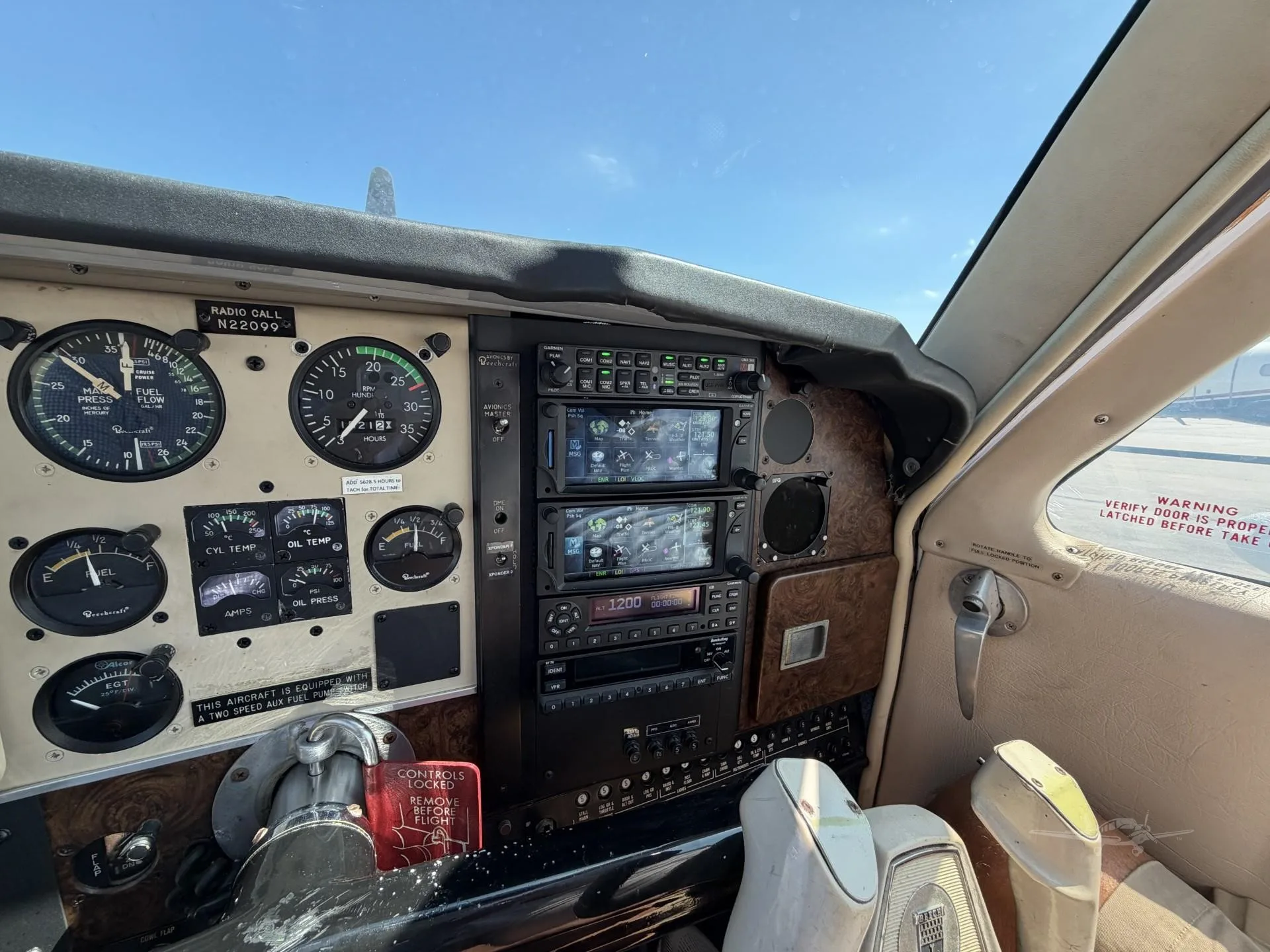 Avionics suite of a 1978 BEECHCRAFT F33A BONANZA.