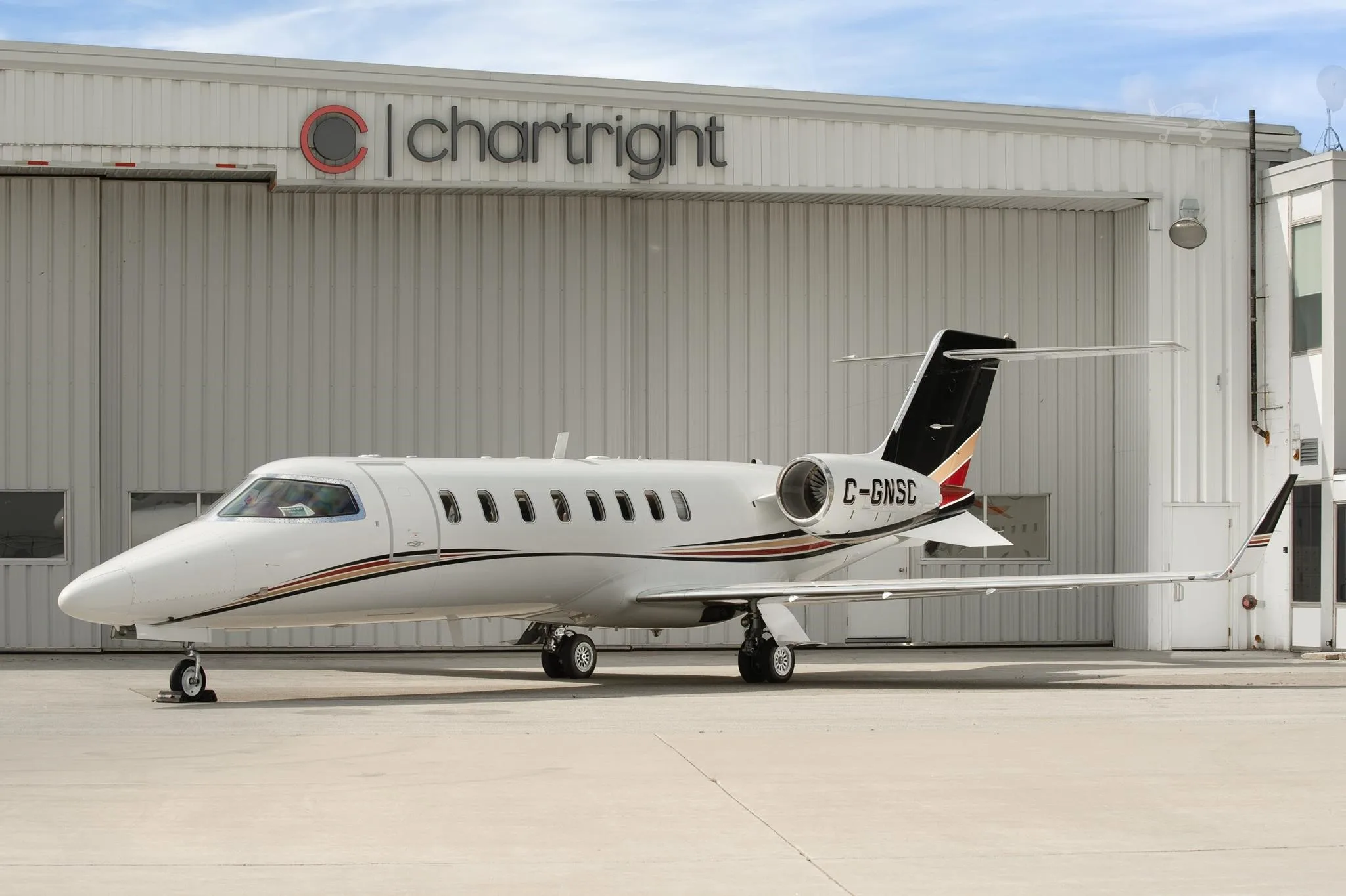 Exterior view of a 2004 LEARJET 45XR.
