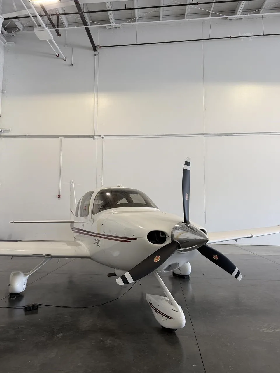 Exterior view of a 2001 CIRRUS SR20, N222HW.