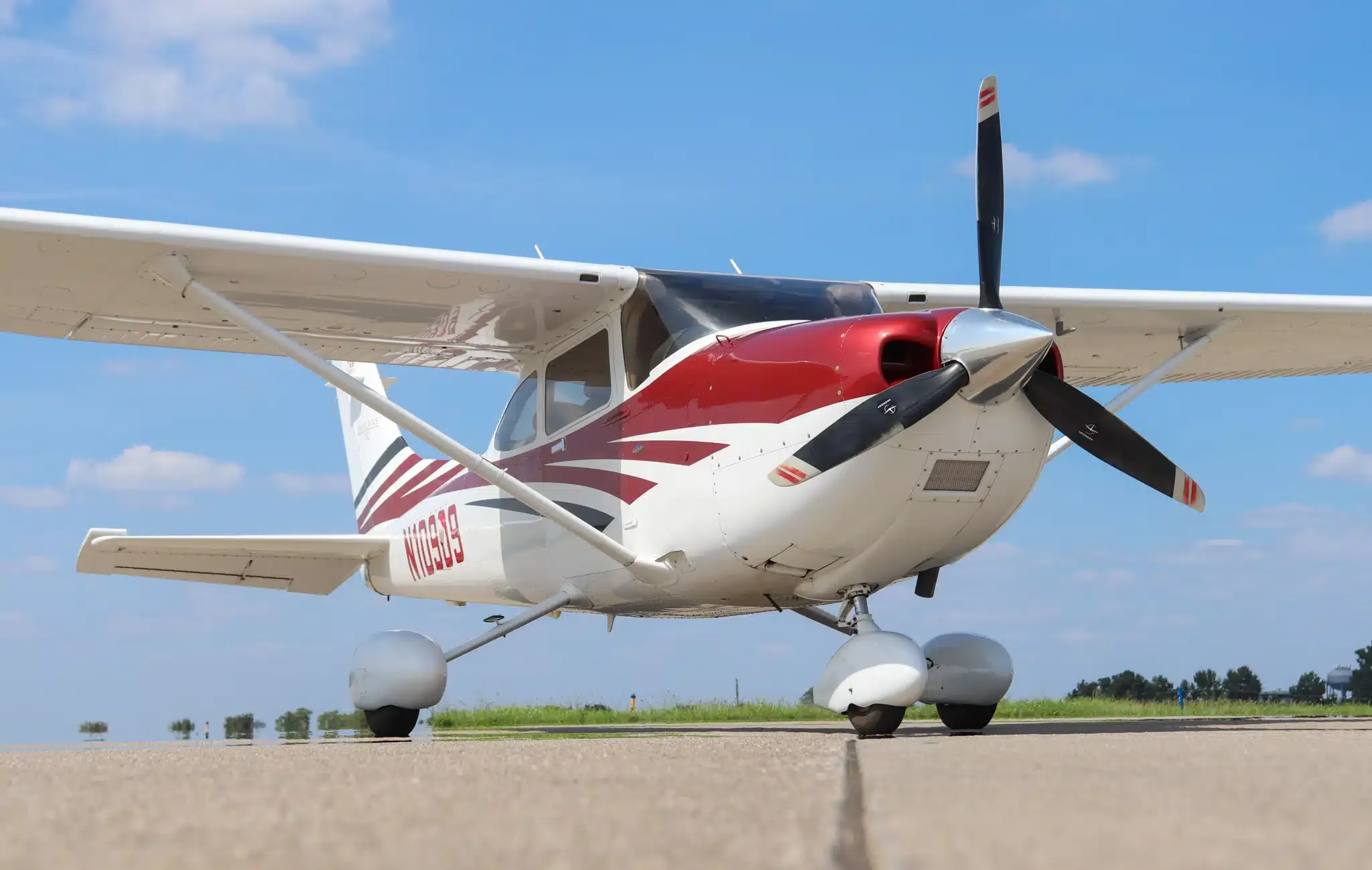Exterior view of a 2001 Cessna 182T Skylane, N3500F.