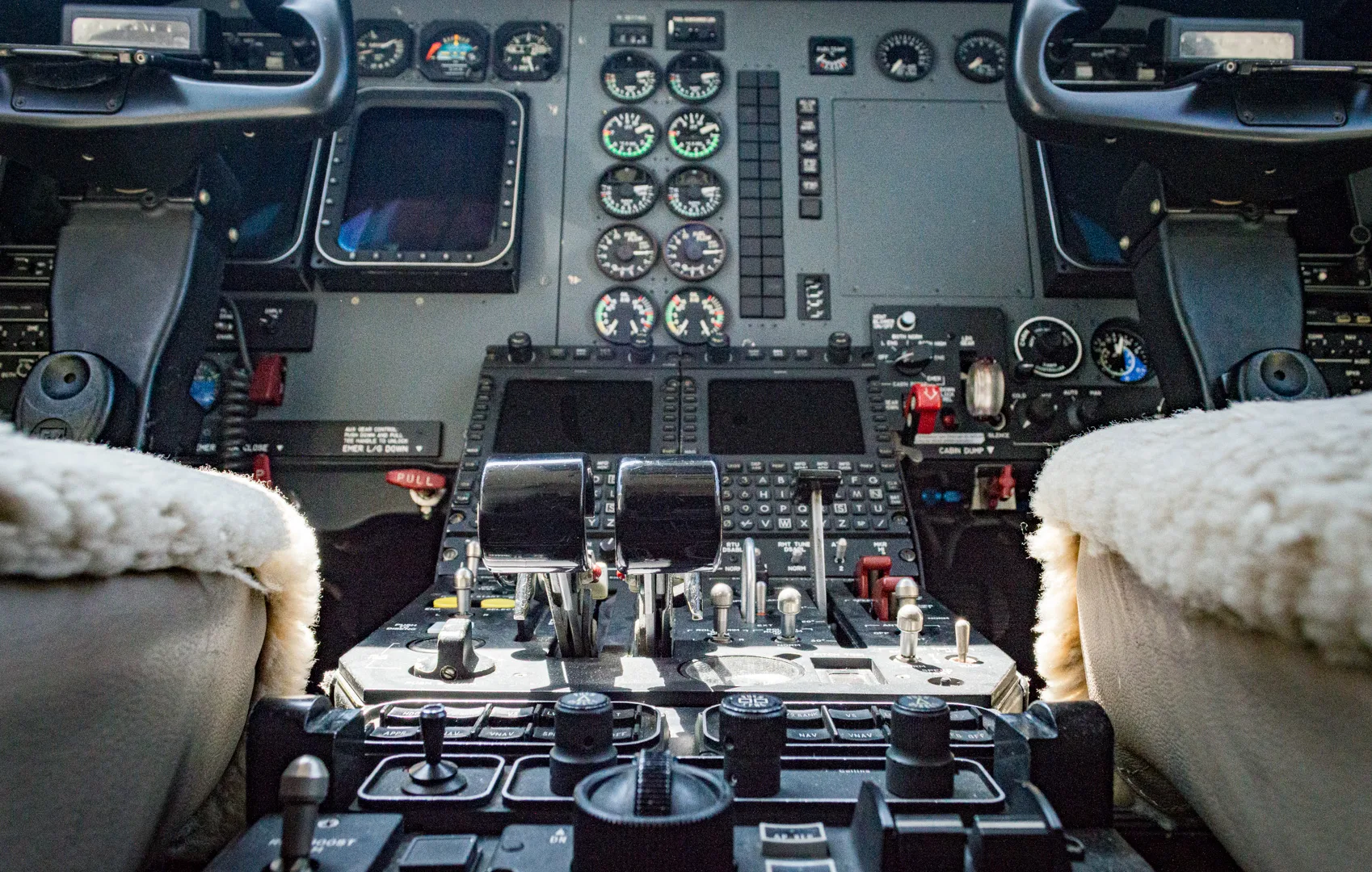 Cockpit and instrument panel of a Hawker 400XP.