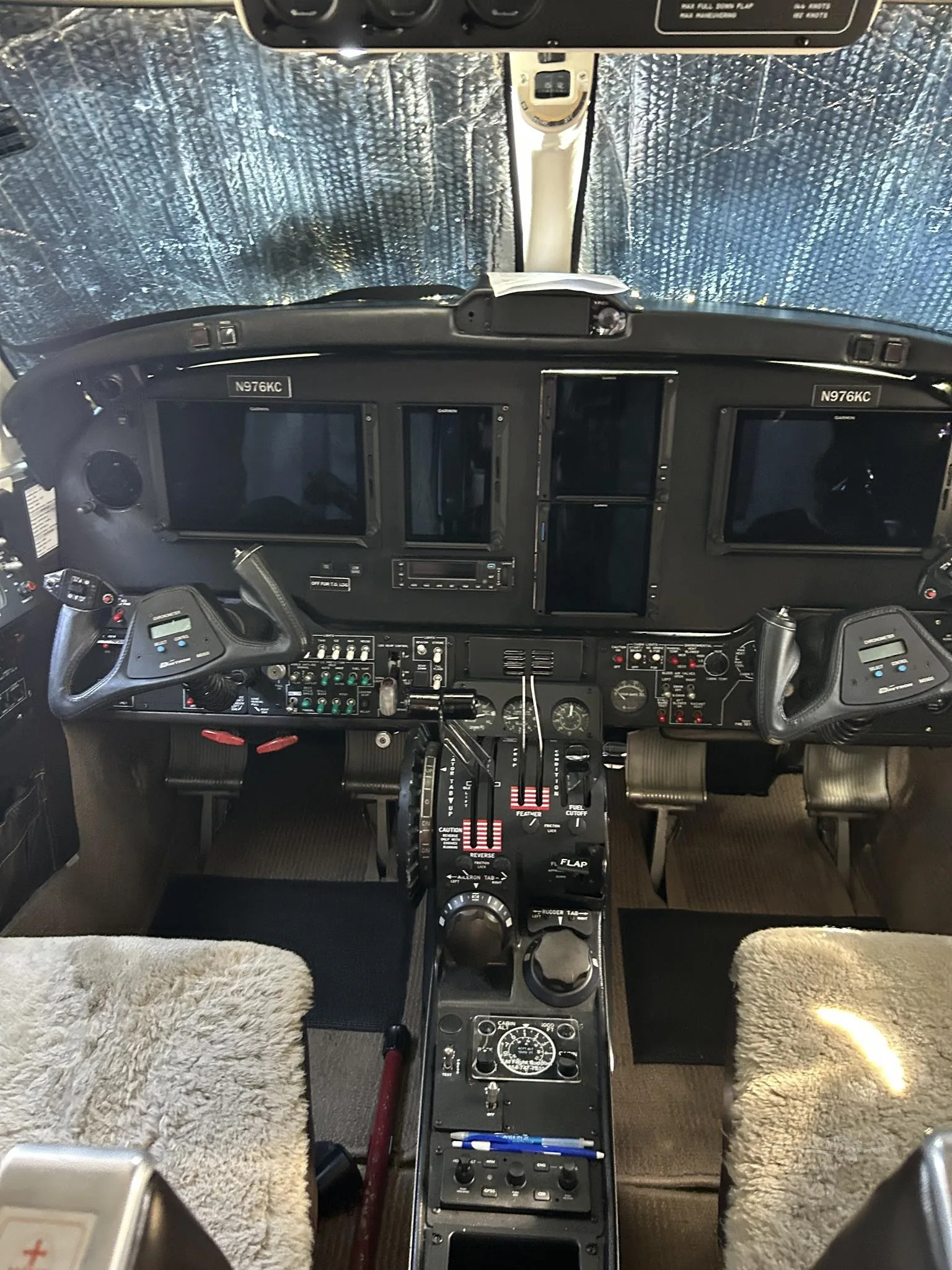 Cockpit and instrument panel of a 1979 BEECHCRAFT KING AIR 200.